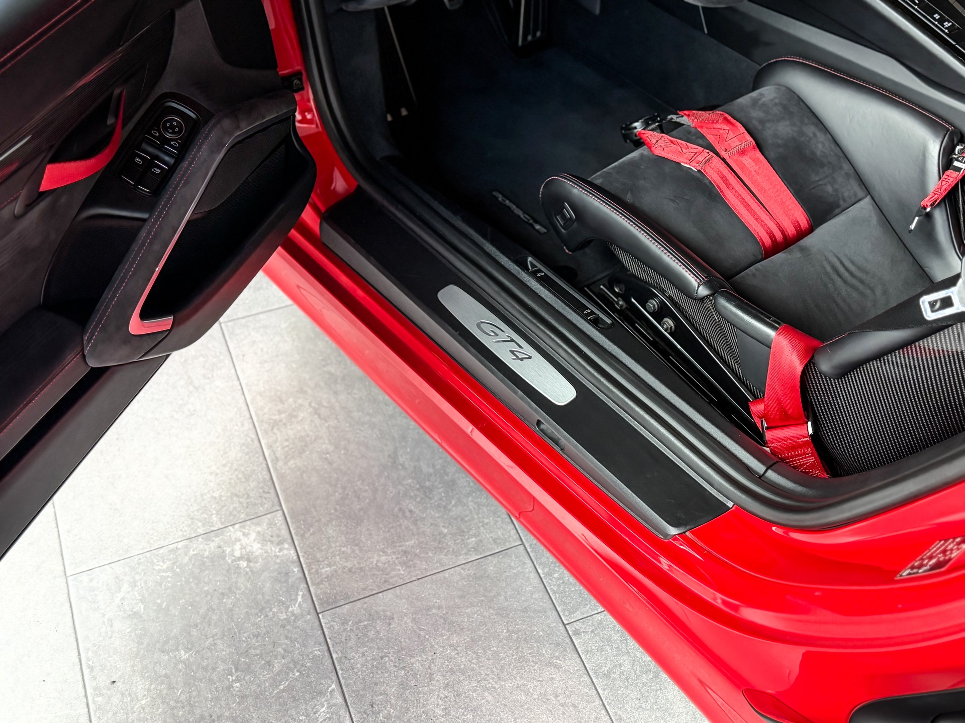 PORSCHE Cayman GT4-image-10