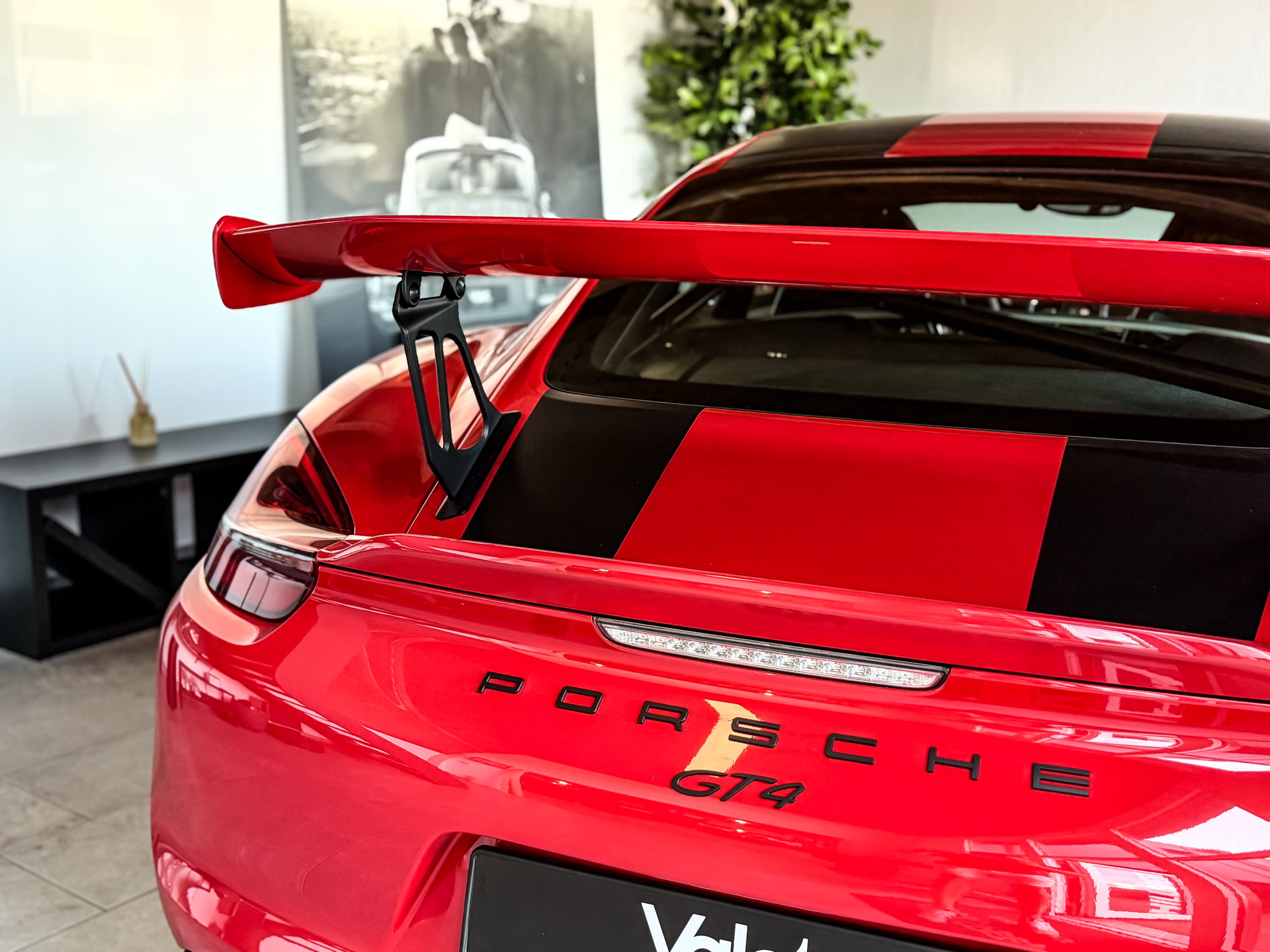 PORSCHE Cayman GT4-image-7