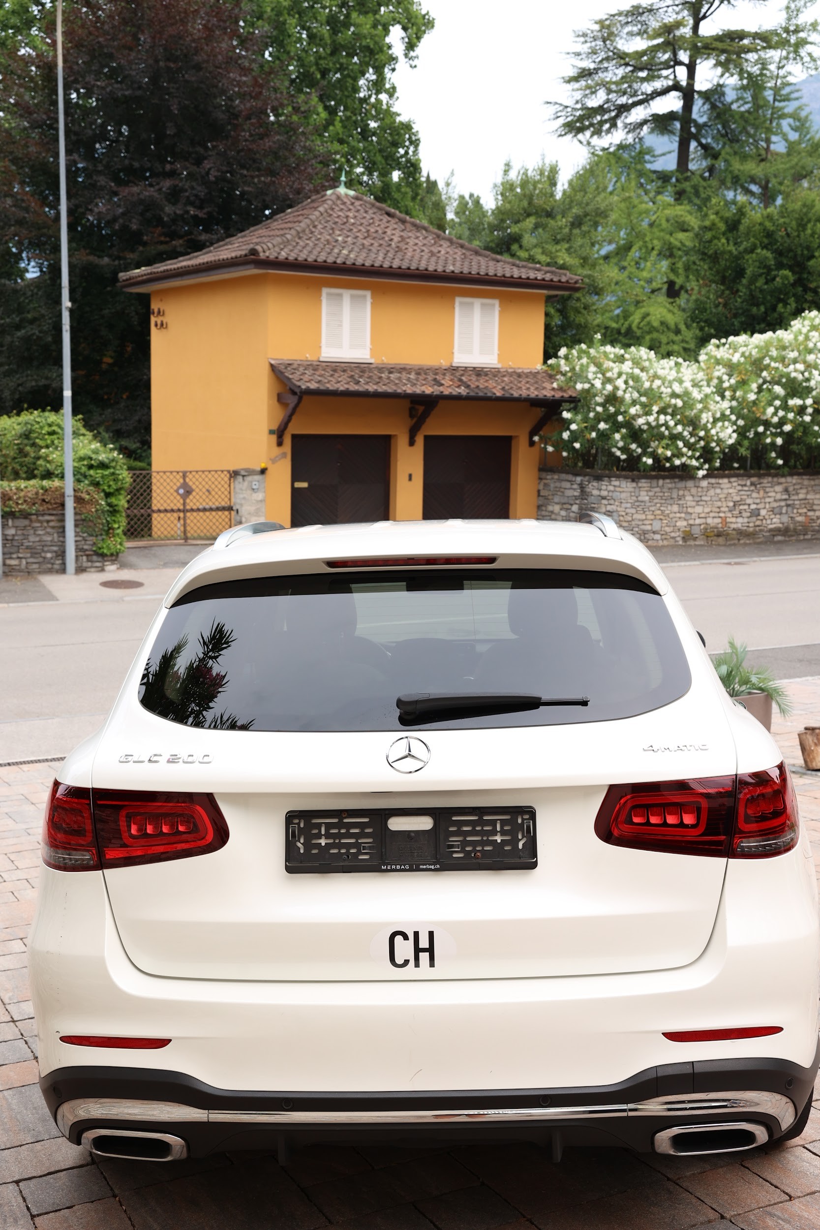 MERCEDES-BENZ GLC 200 4MATIC AMG Line-image-2