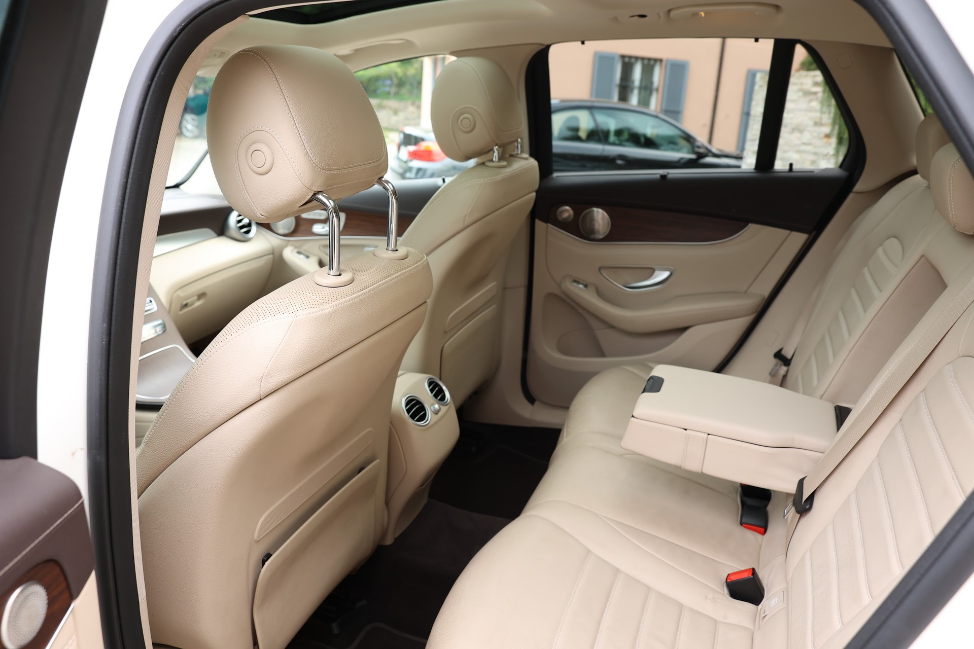 MERCEDES-BENZ GLC 200 4MATIC AMG Line-image-4