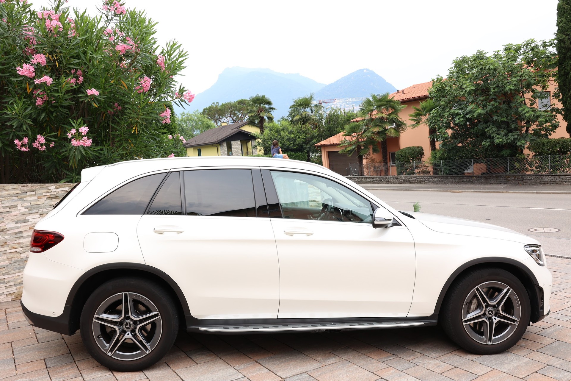 MERCEDES-BENZ GLC 200 4MATIC AMG Line-image-1