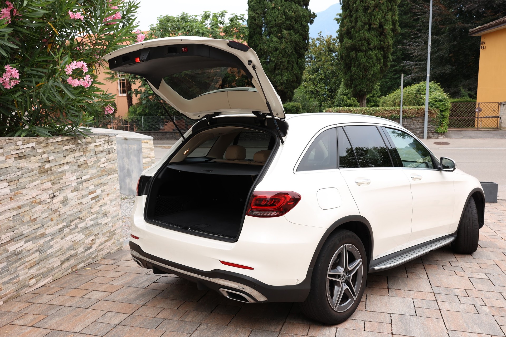 MERCEDES-BENZ GLC 200 4MATIC AMG Line-image-3