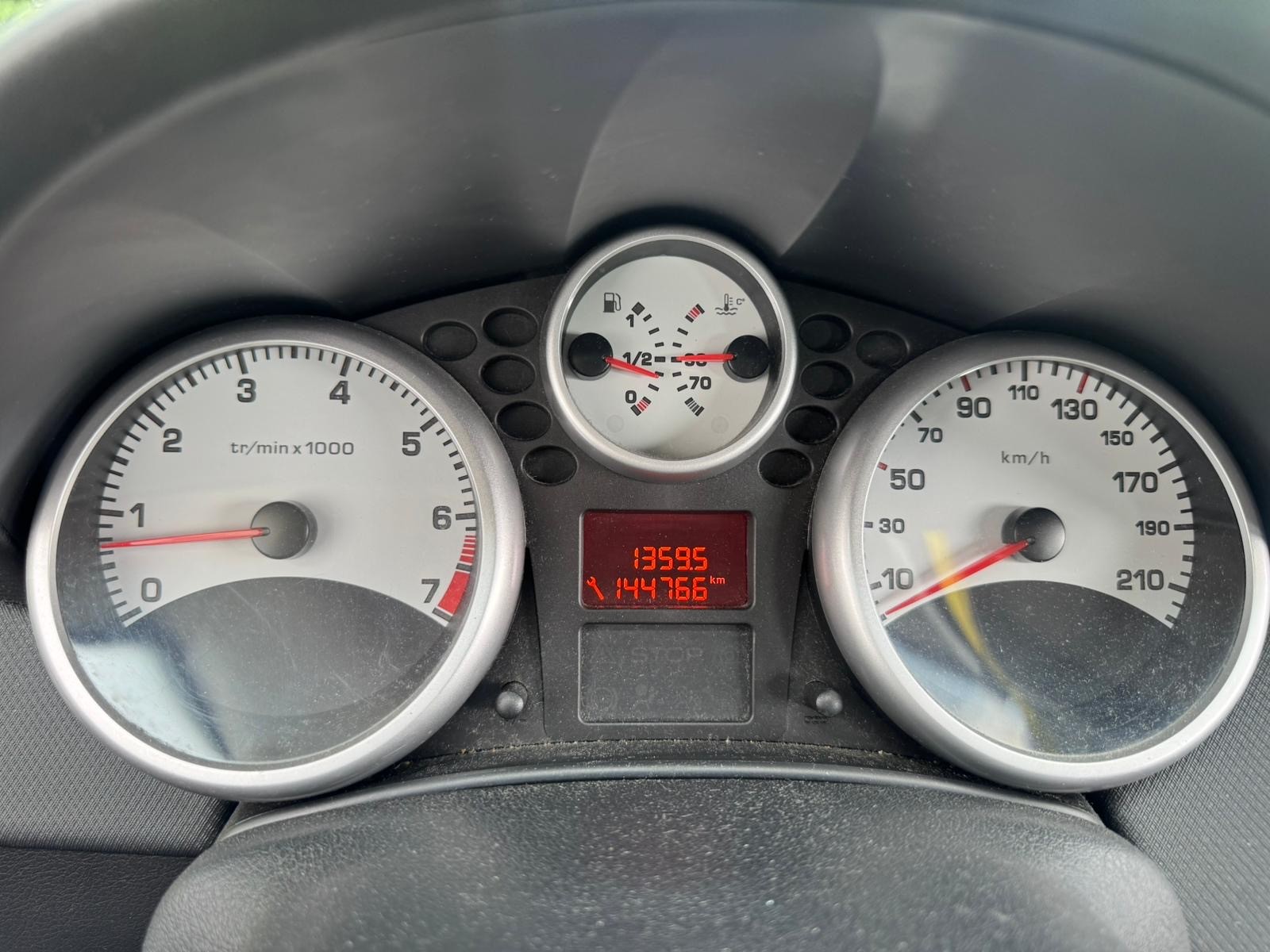 PEUGEOT 207 1.4 16V Trendy Clim-image-13