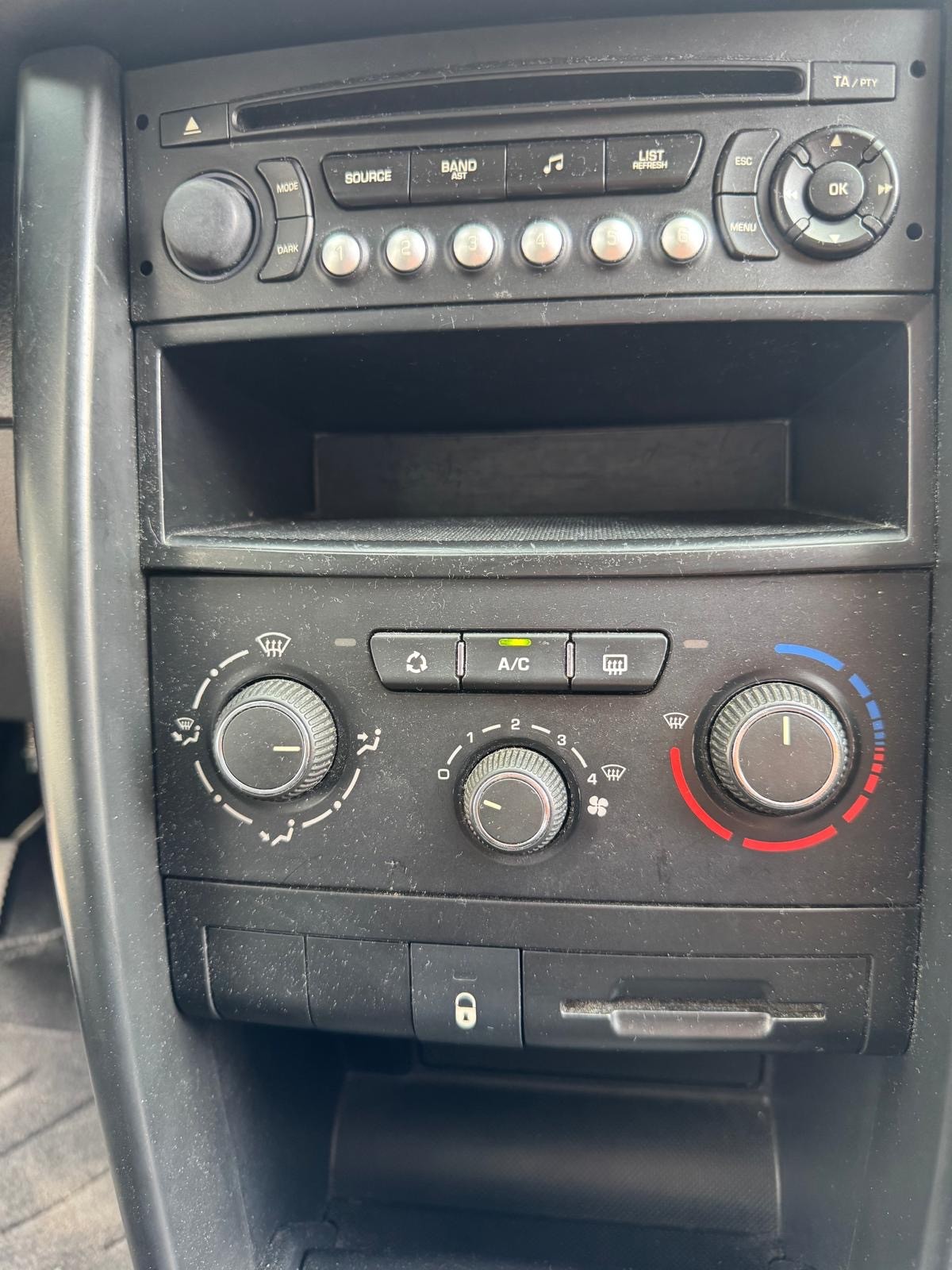 PEUGEOT 207 1.4 16V Trendy Clim-image-15