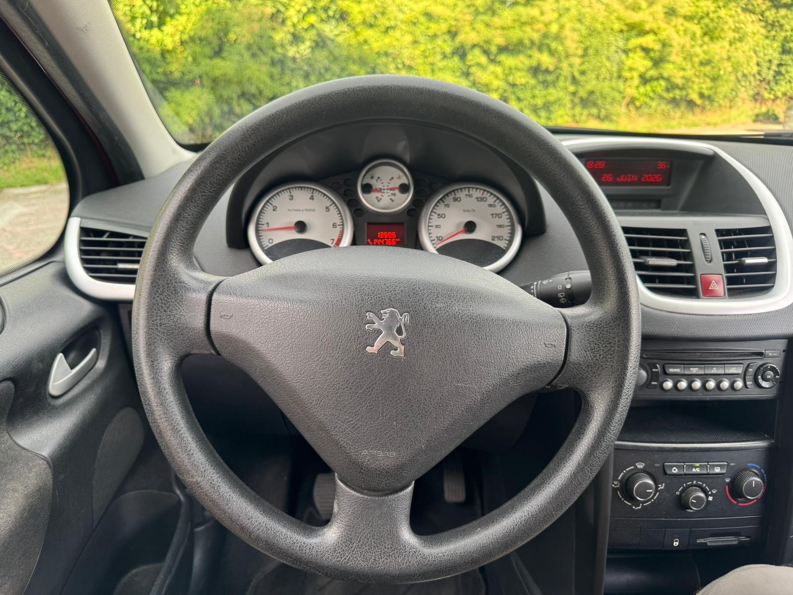 PEUGEOT 207 1.4 16V Trendy Clim-image-12