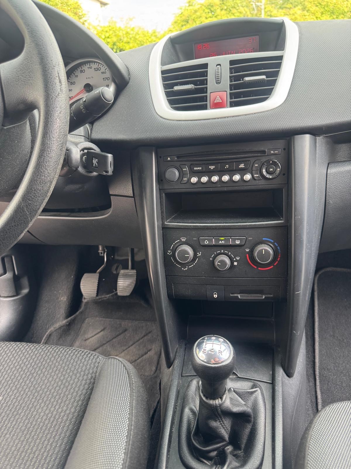 PEUGEOT 207 1.4 16V Trendy Clim-image-14