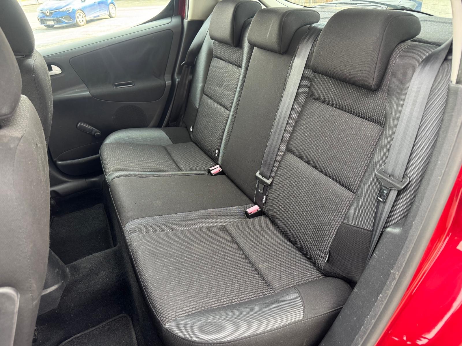 PEUGEOT 207 1.4 16V Trendy Clim-image-9