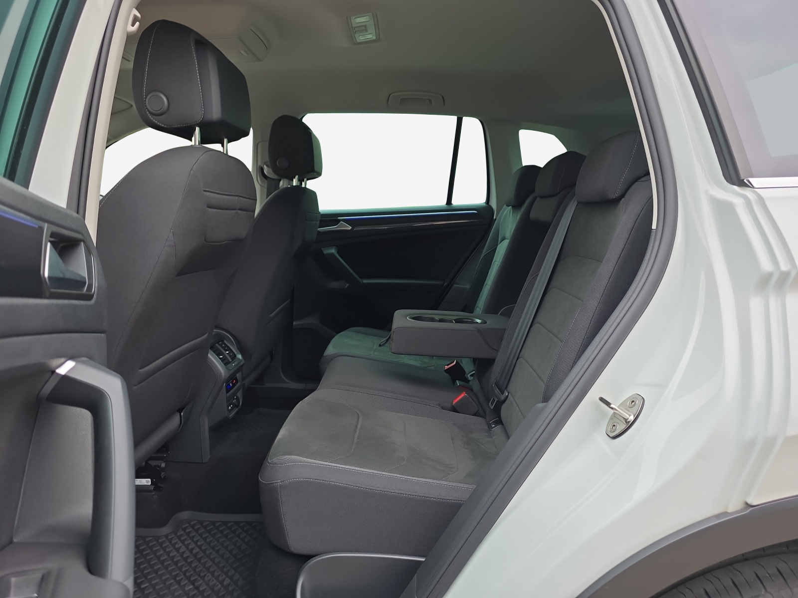 VW Tiguan 2.0 TDI SCR Elegance 4Motion DSG-image-11