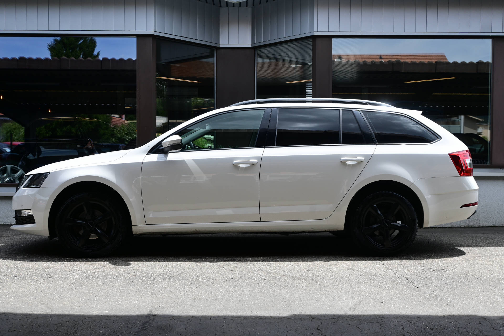 SKODA Octavia Combi 1.6 TDI 115 Ambition DSG-image-2