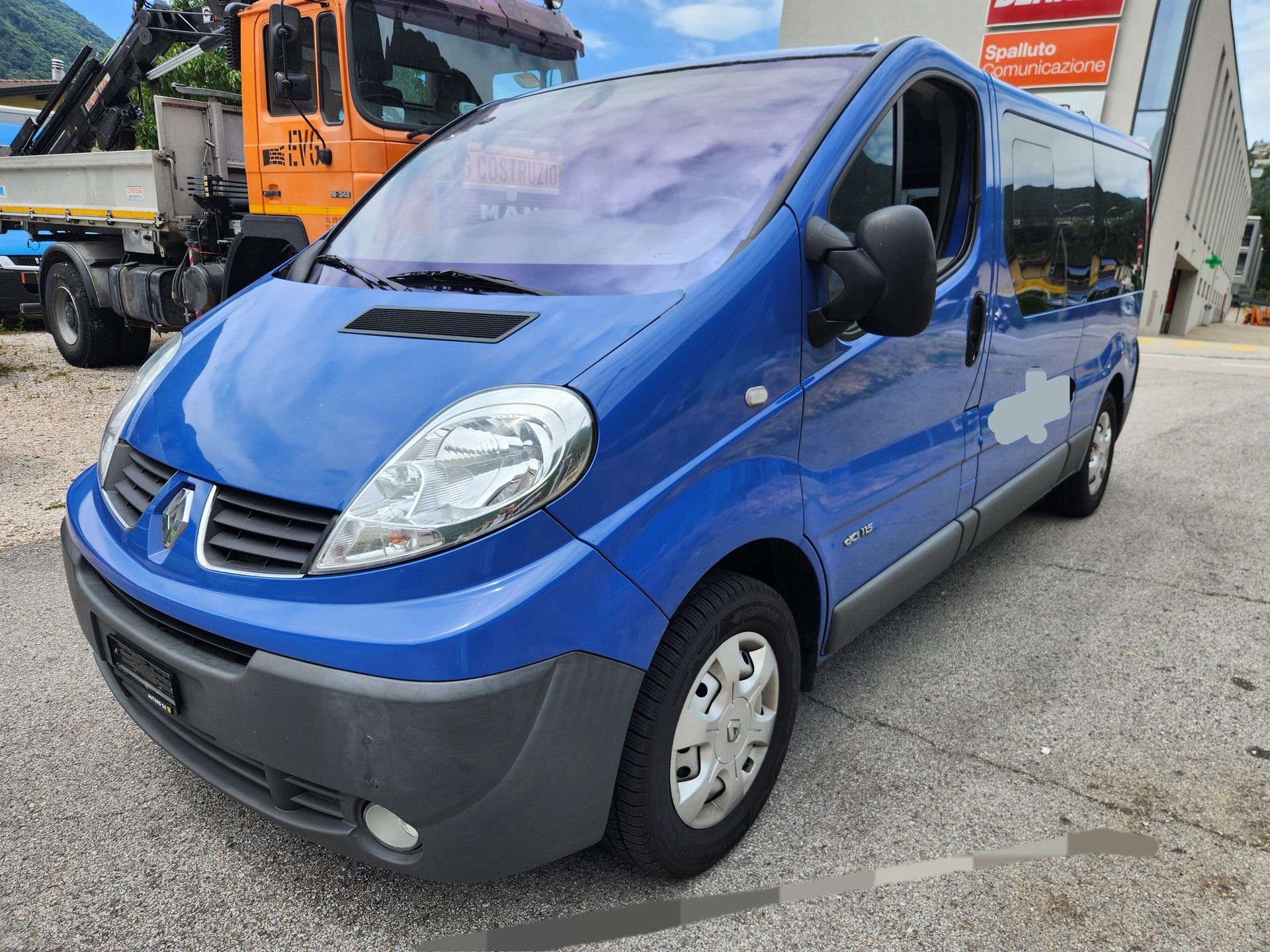 RENAULT TRAFIC-image-0