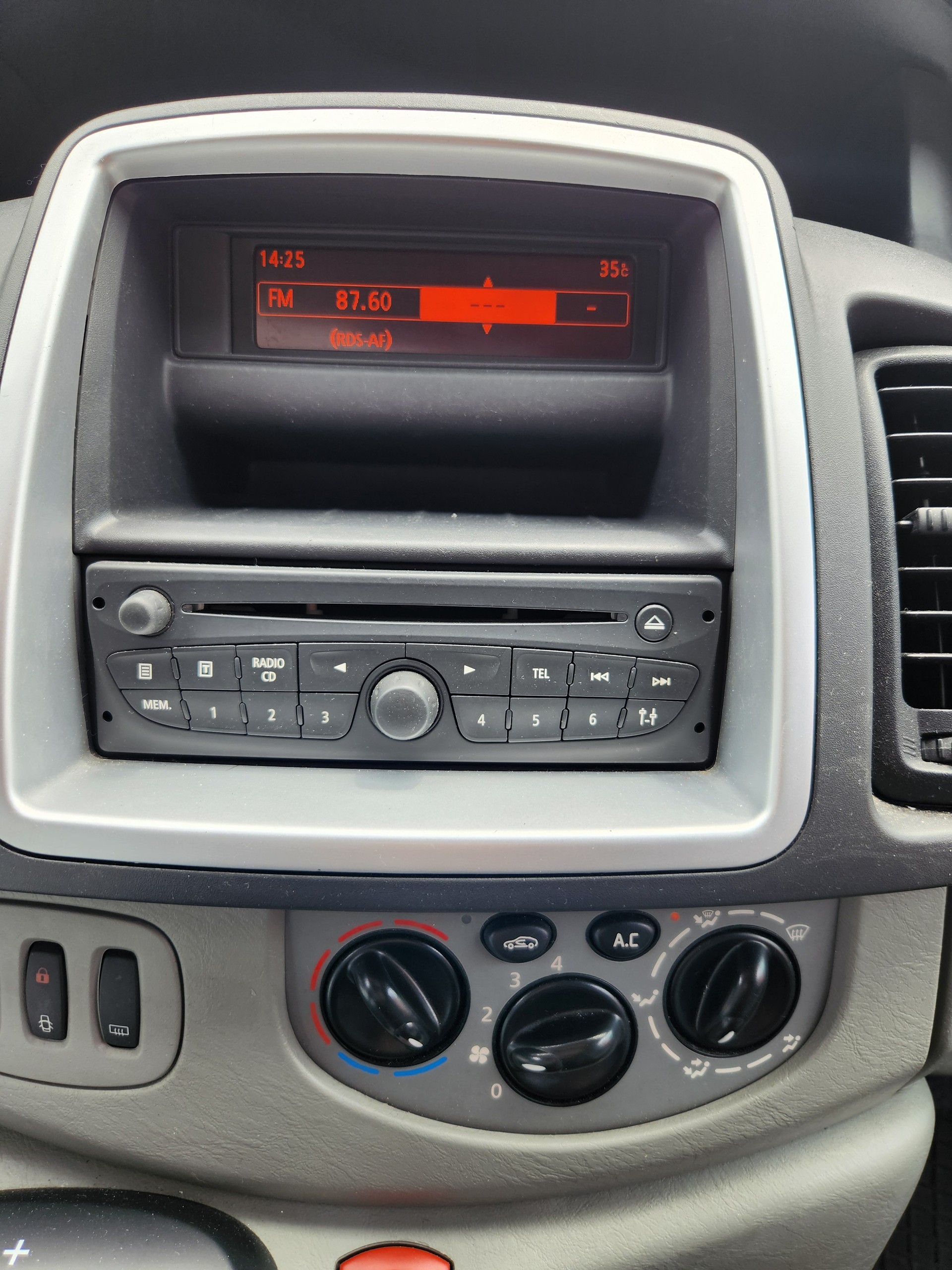 RENAULT TRAFIC-image-15