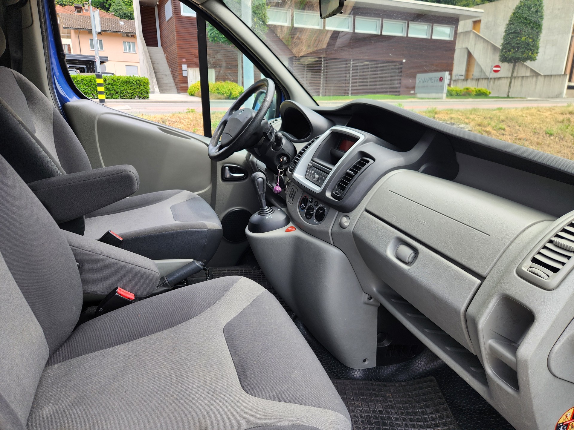 RENAULT TRAFIC-image-9