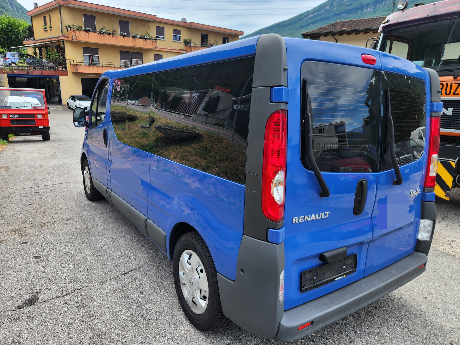 RENAULT TRAFIC-image-8
