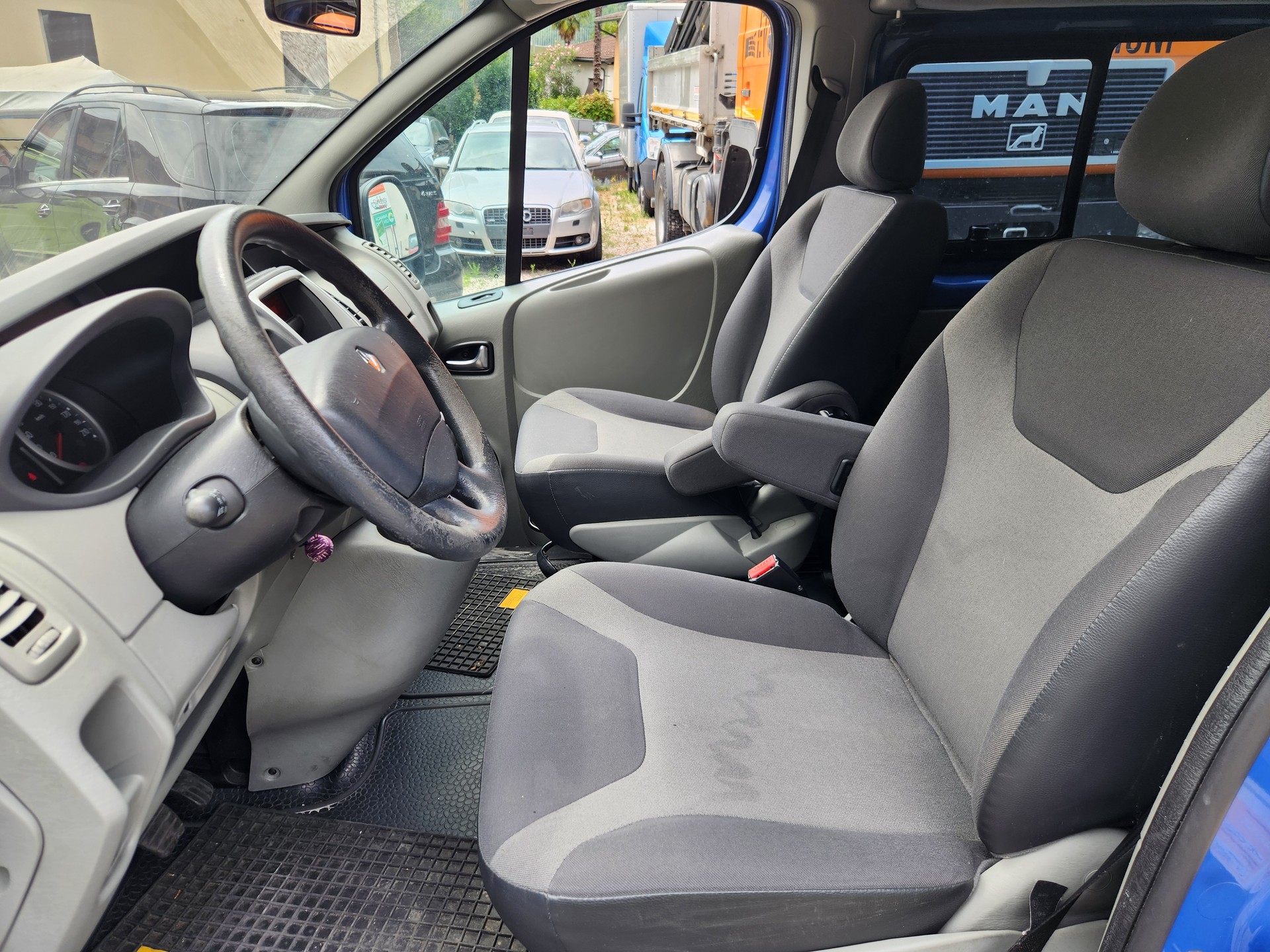 RENAULT TRAFIC-image-10