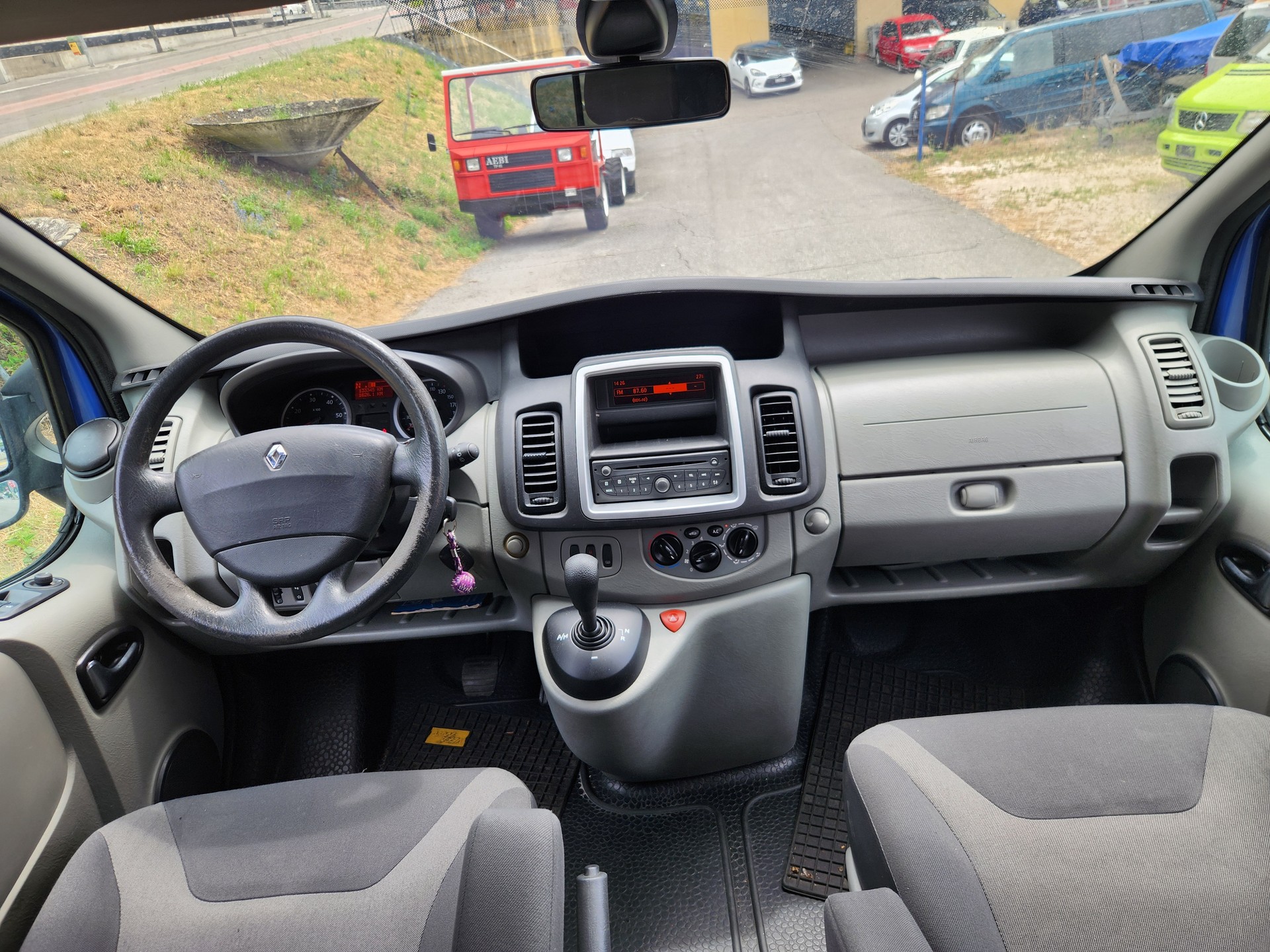 RENAULT TRAFIC-image-7