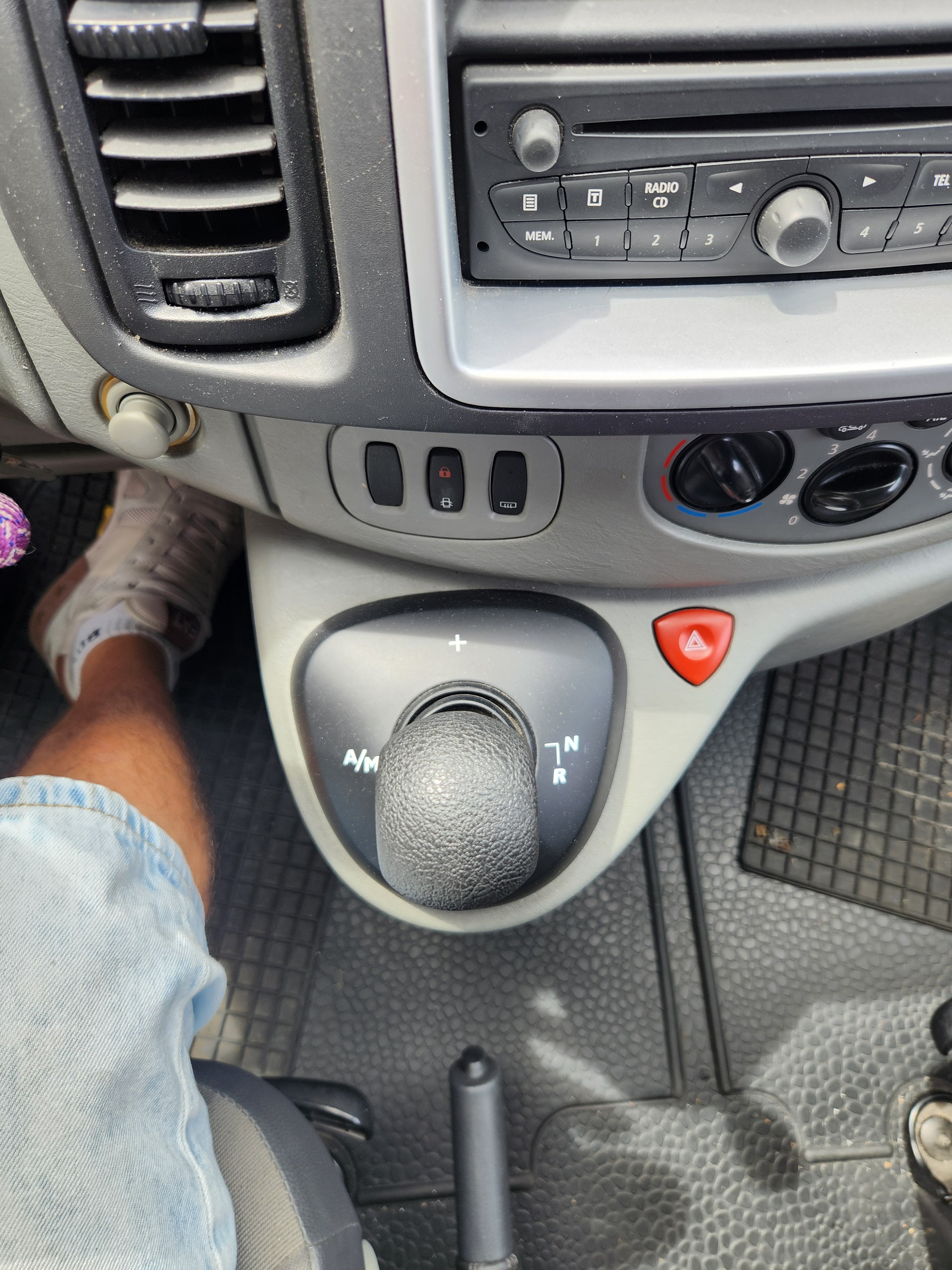 RENAULT TRAFIC-image-14