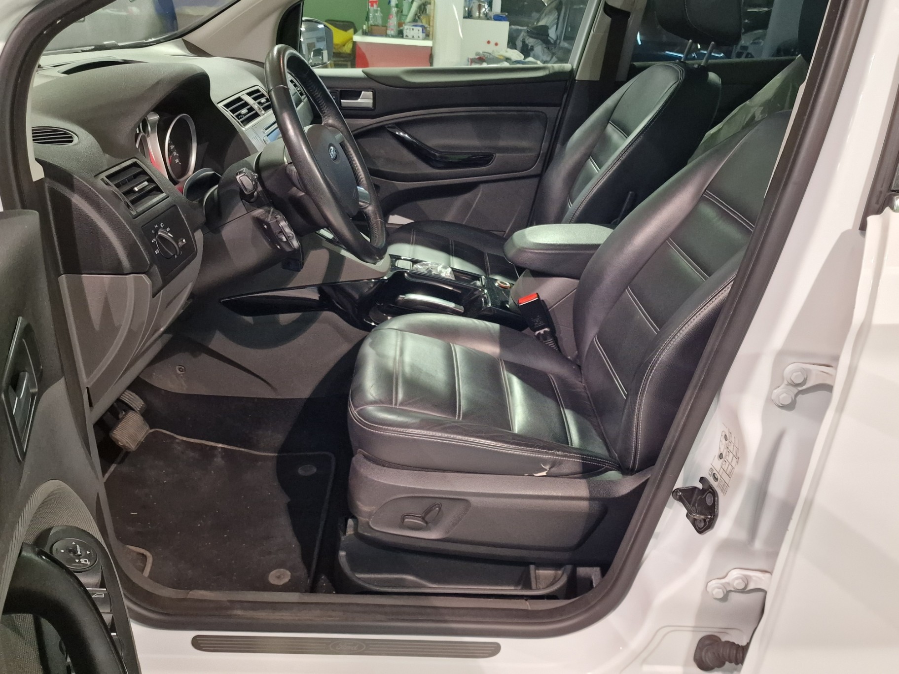 FORD Kuga 2.5 Turbo Titanium 4WD Automatic-image-7