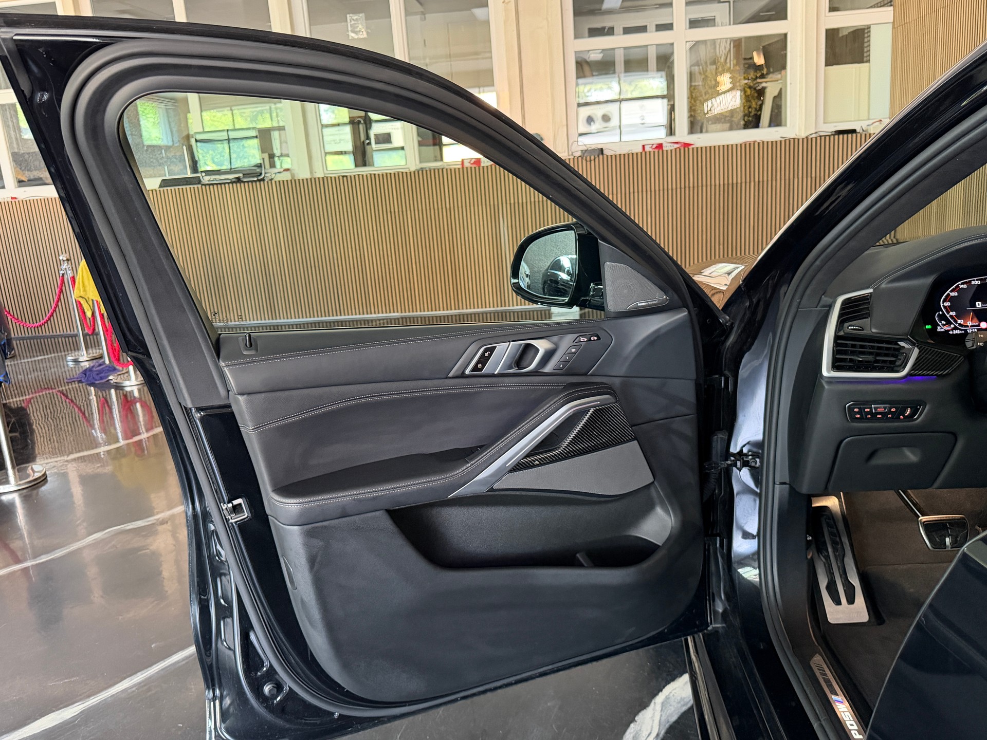 BMW X6 M50d-image-6