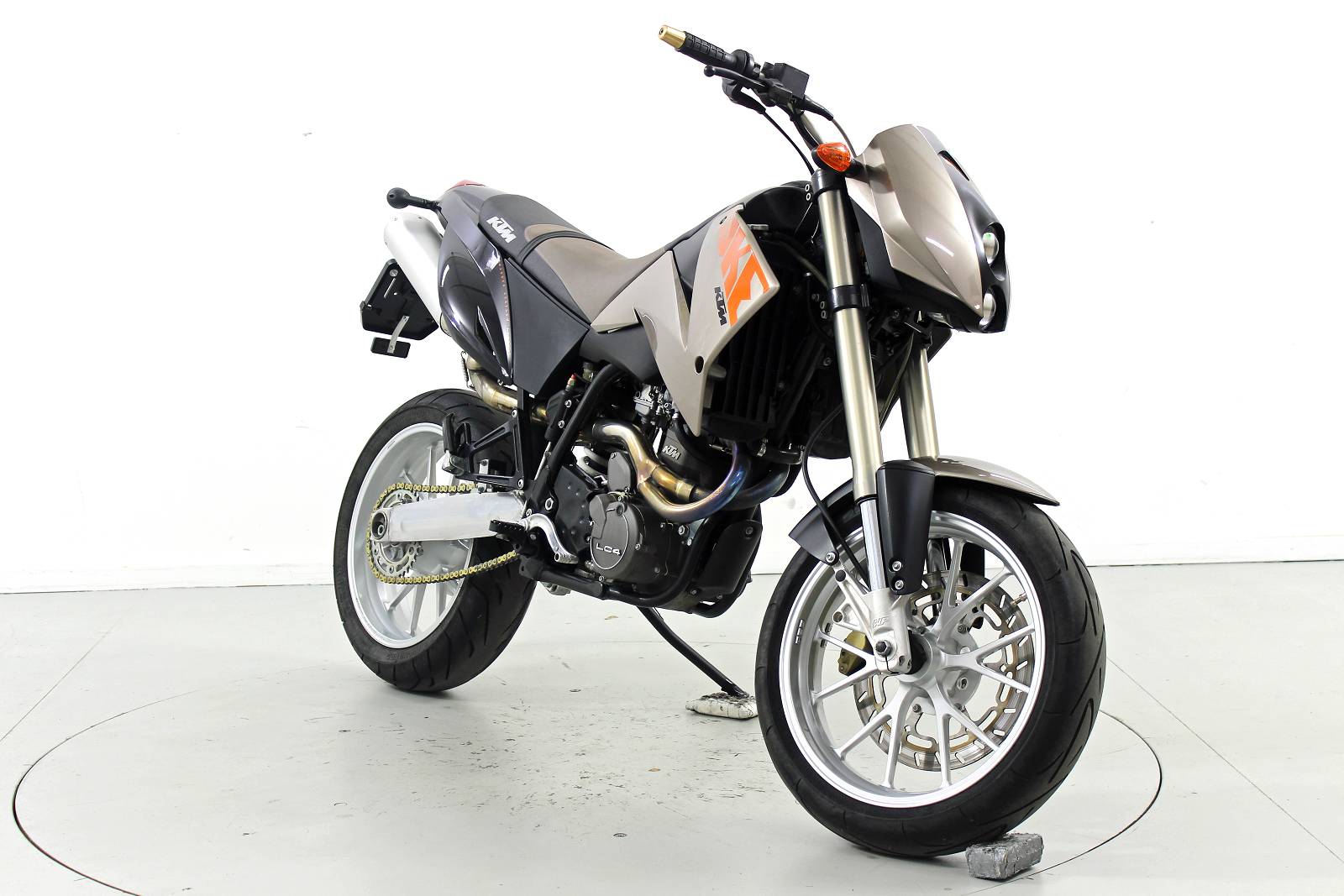 KTM 640 Duke-showroom-element-1