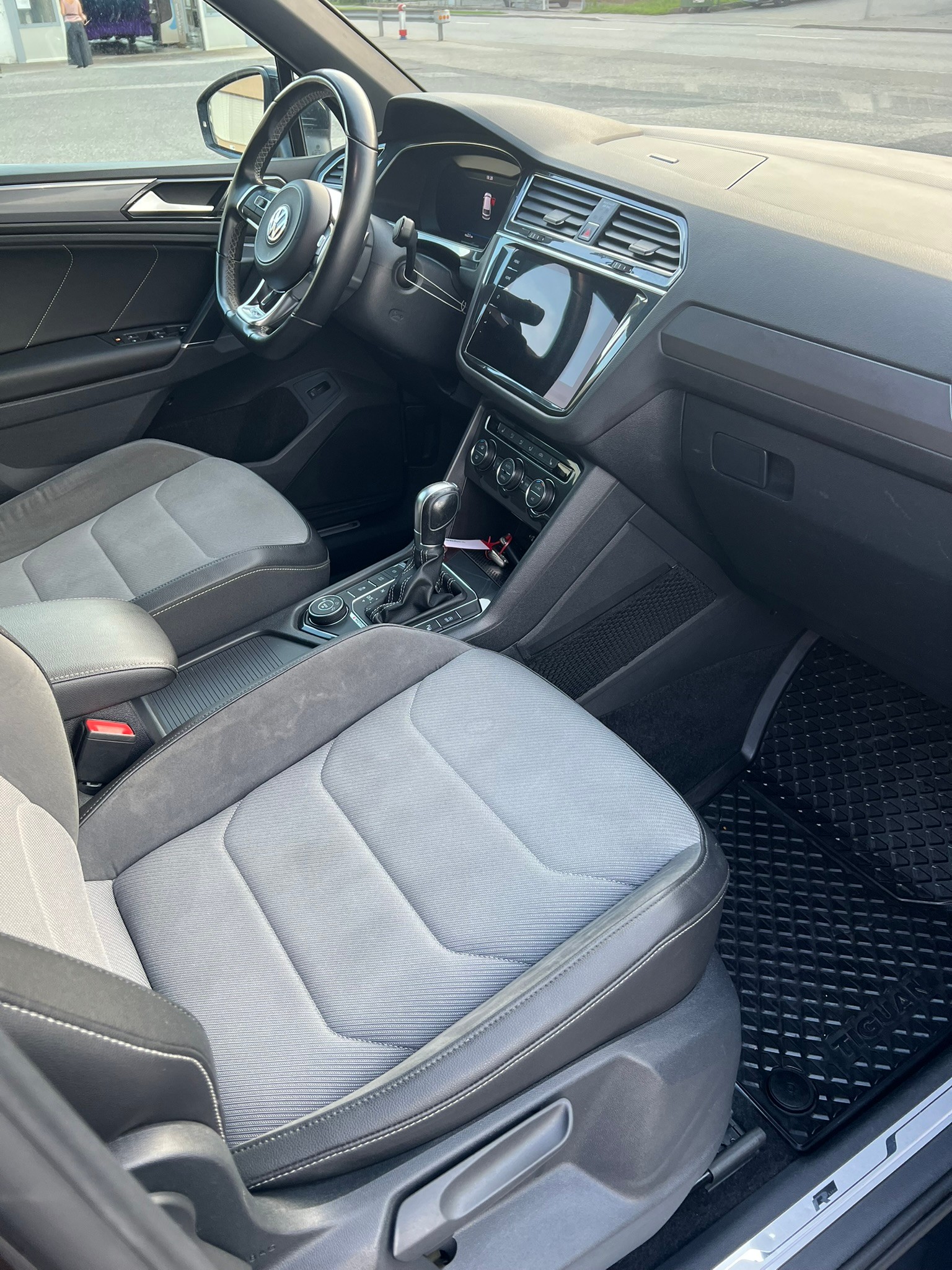 VW Tiguan 2.0 TDI R-LINE 4Motion DSG-image-9