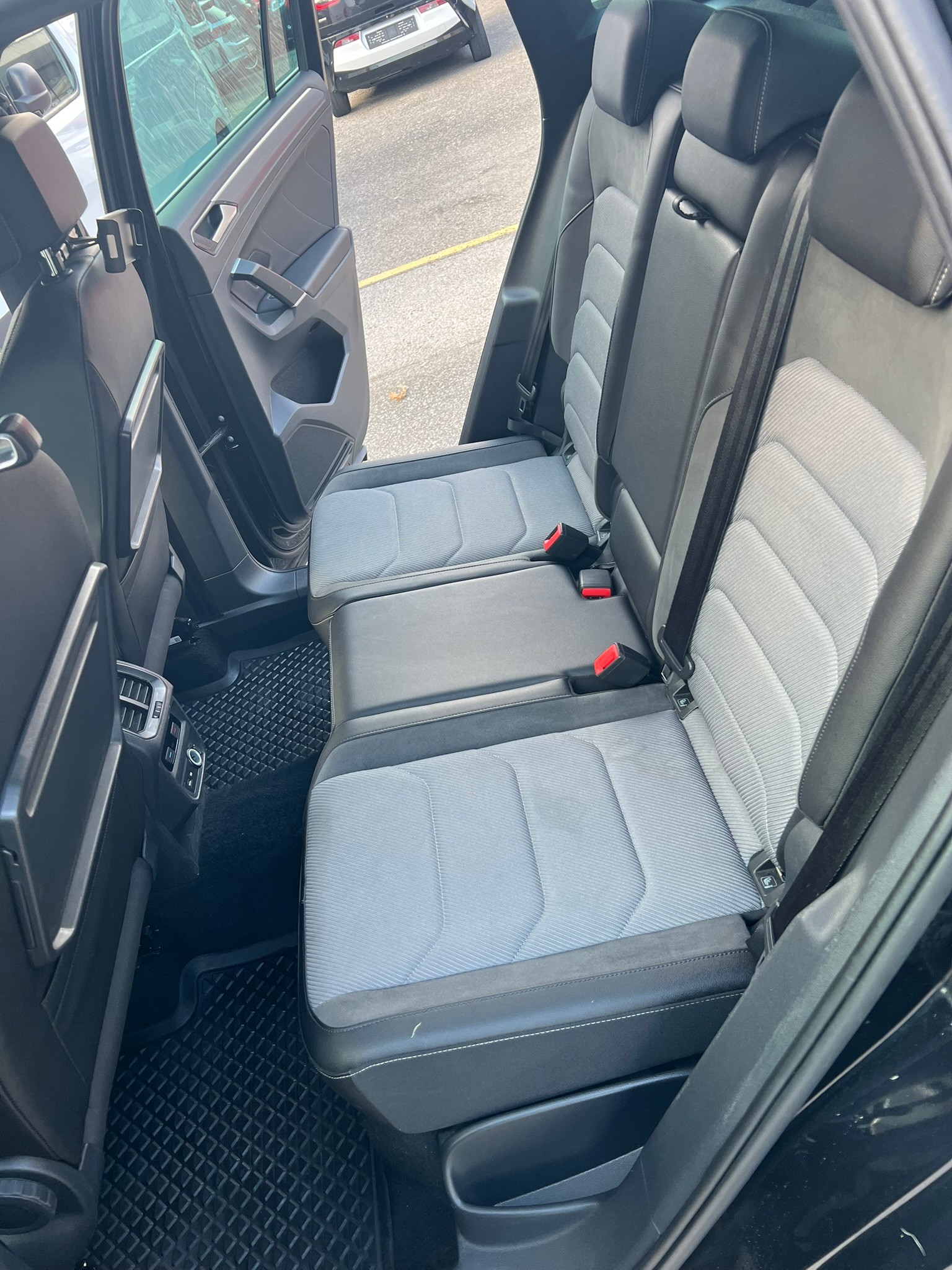 VW Tiguan 2.0 TDI R-LINE 4Motion DSG-image-12