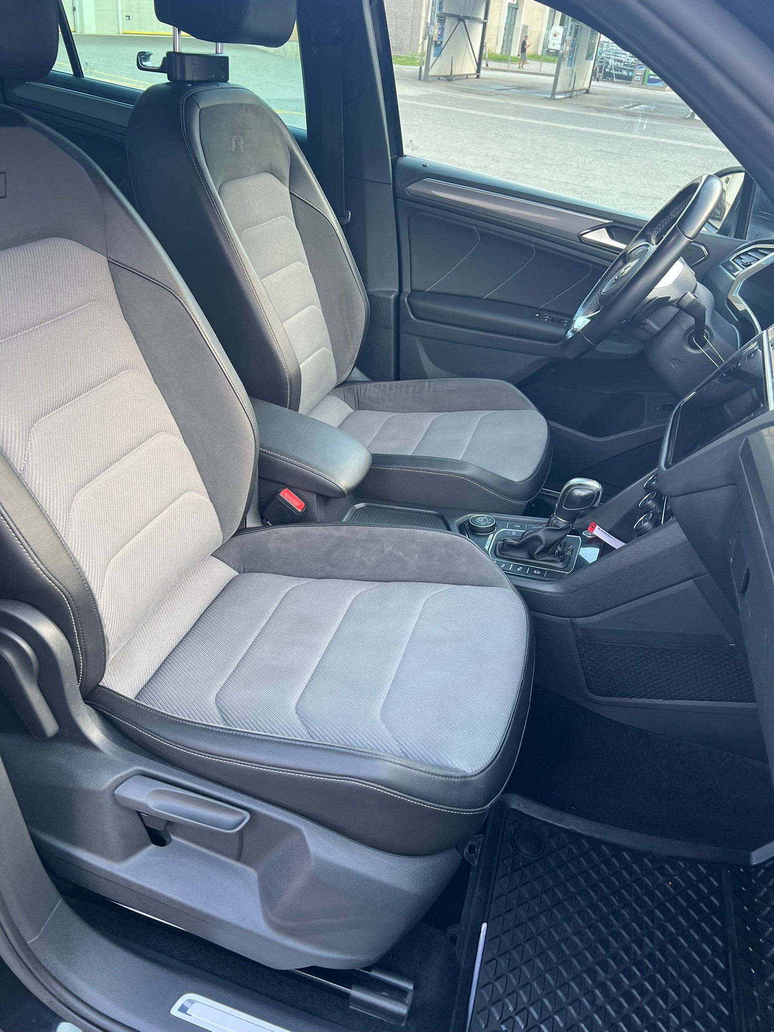 VW Tiguan 2.0 TDI R-LINE 4Motion DSG-image-11