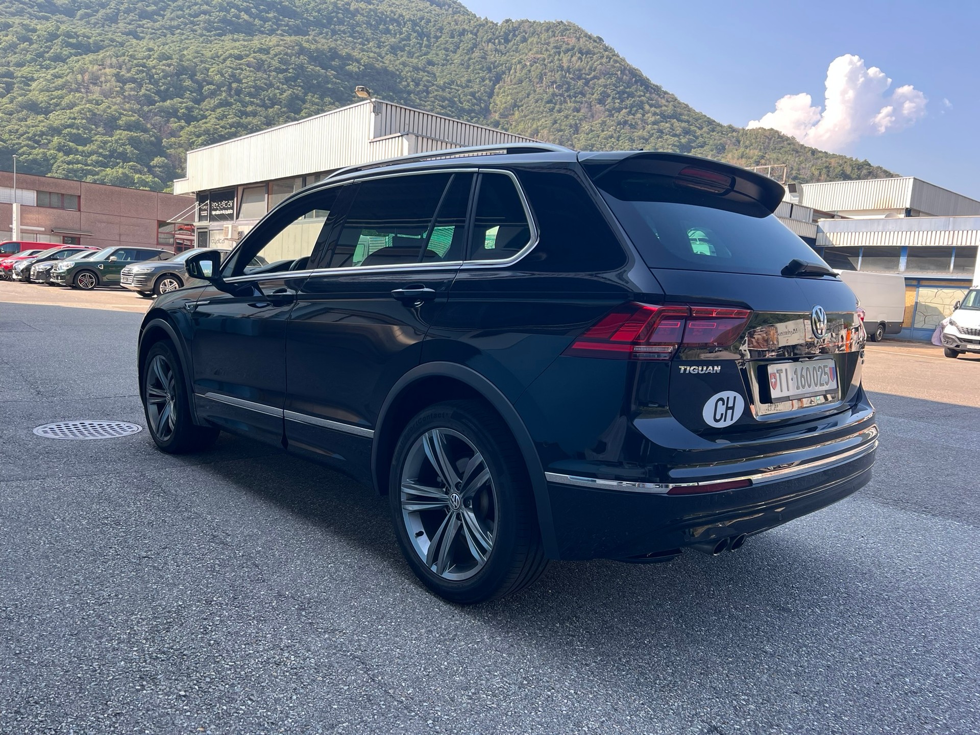 VW Tiguan 2.0 TDI R-LINE 4Motion DSG-image-3