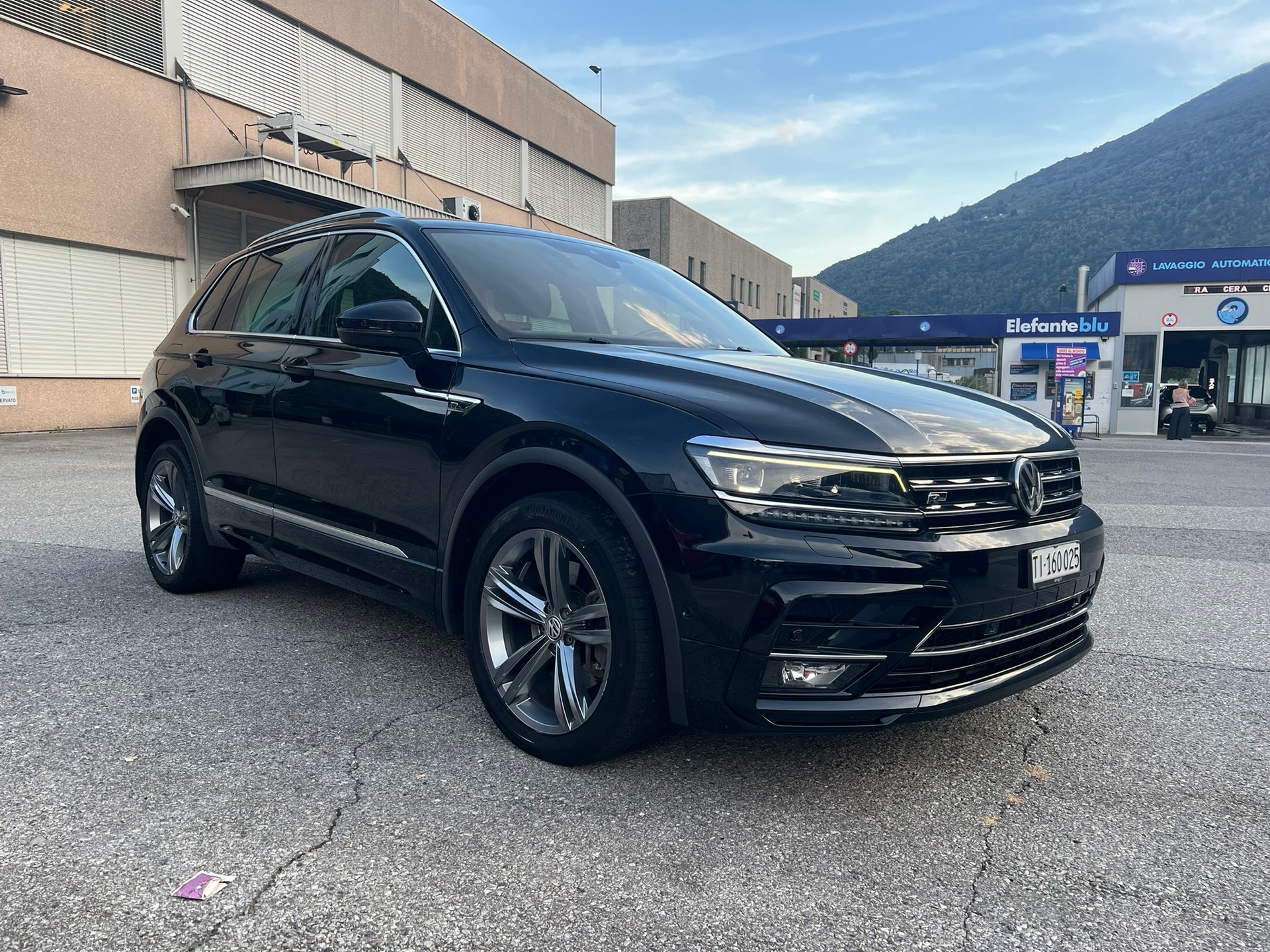 VW Tiguan 2.0 TDI R-LINE 4Motion DSG-image-1