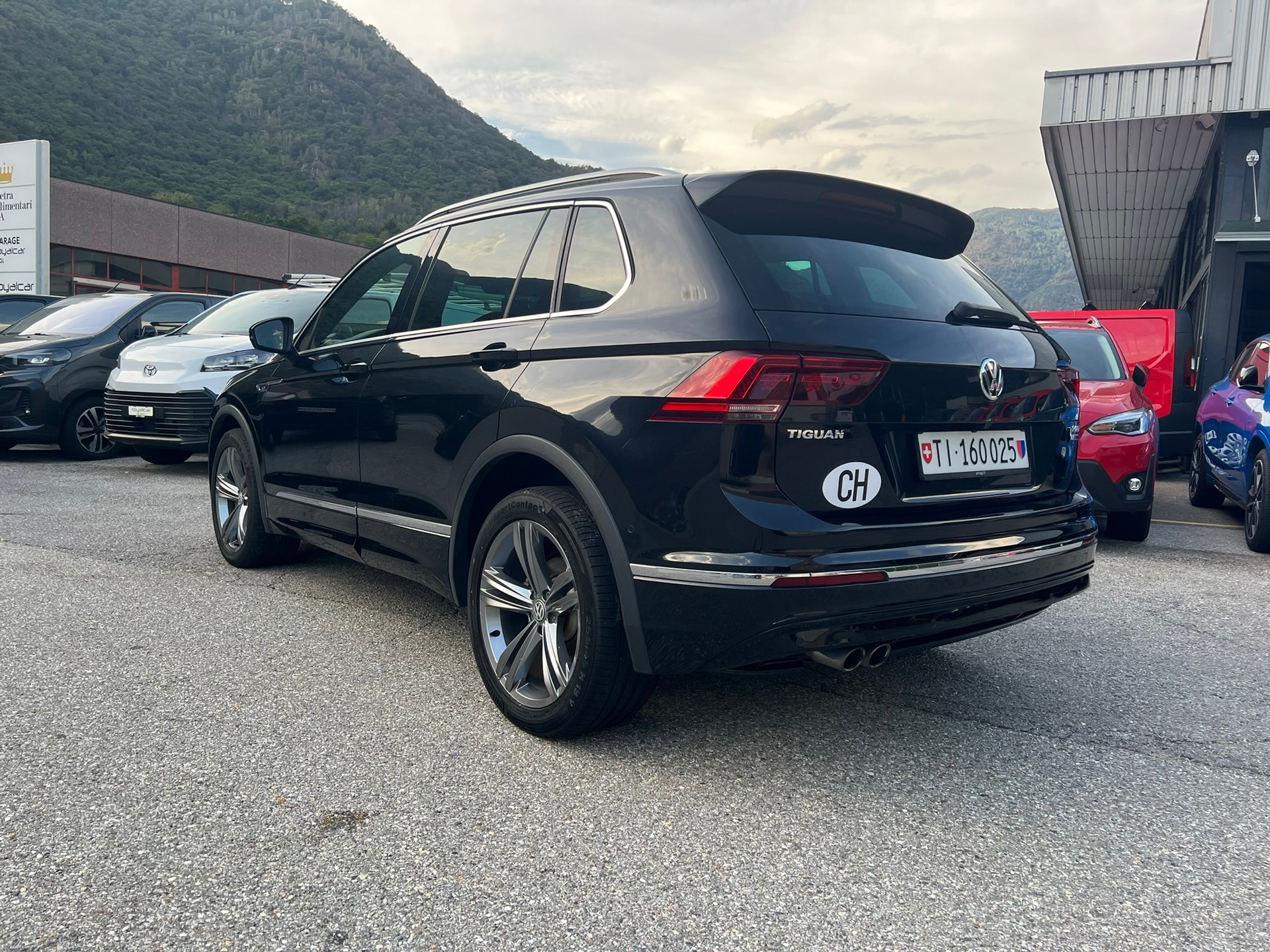 VW Tiguan 2.0 TDI R-LINE 4Motion DSG-image-3