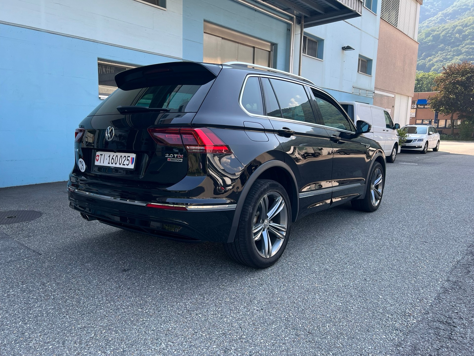 VW Tiguan 2.0 TDI R-LINE 4Motion DSG-image-2