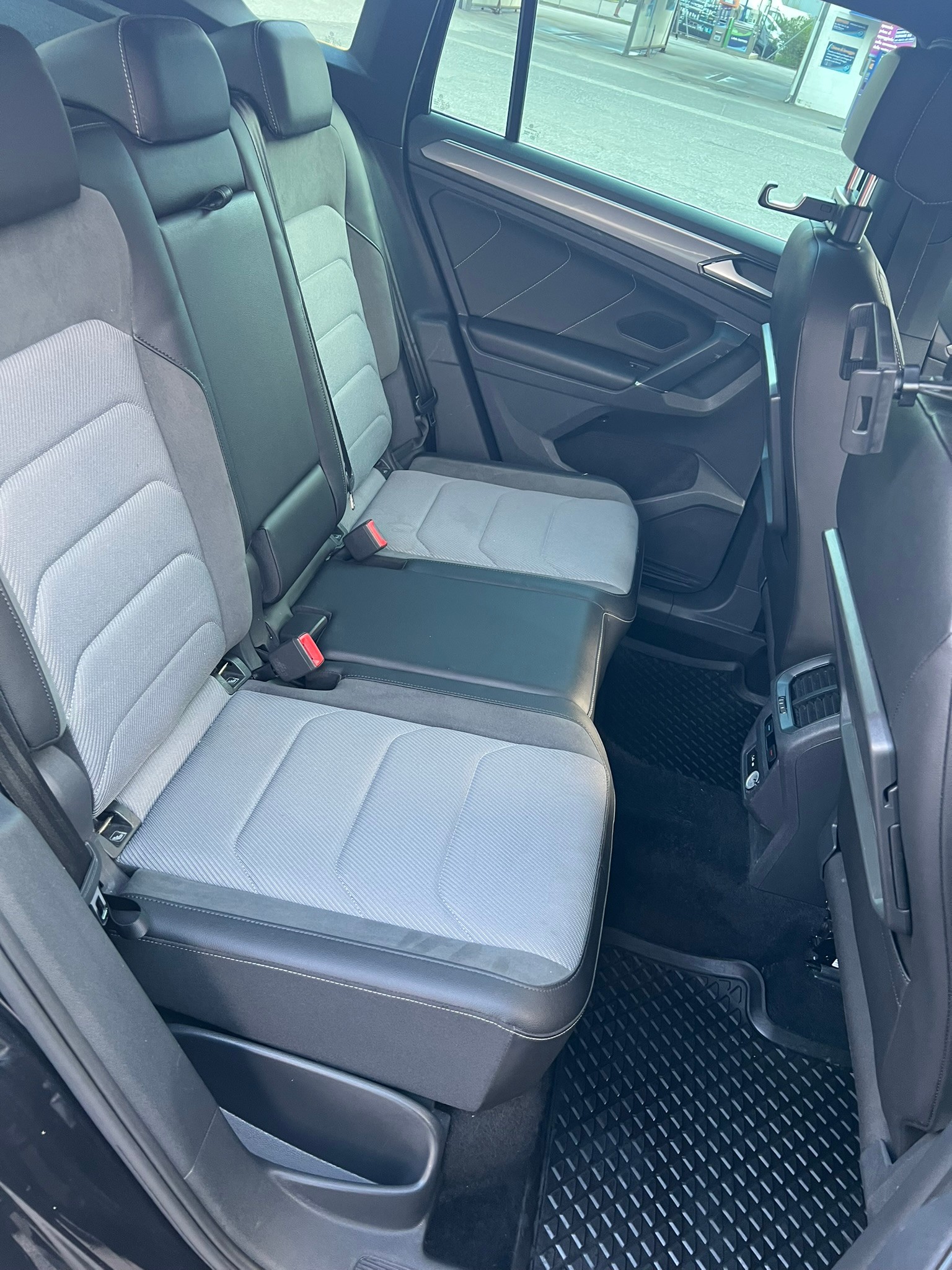 VW Tiguan 2.0 TDI R-LINE 4Motion DSG-image-13
