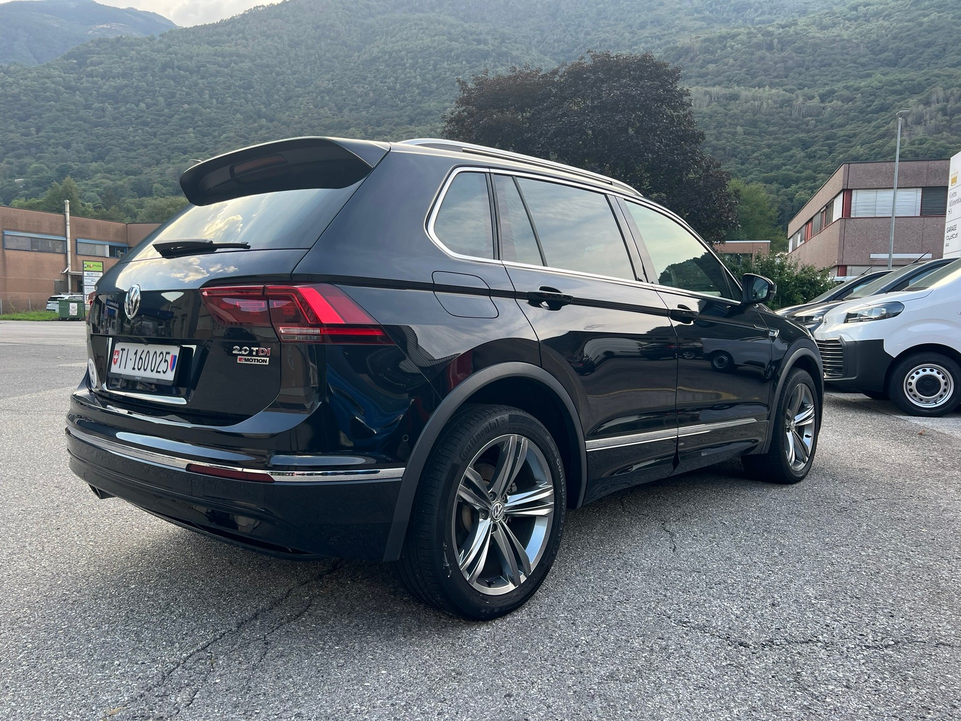 VW Tiguan 2.0 TDI R-LINE 4Motion DSG-image-2