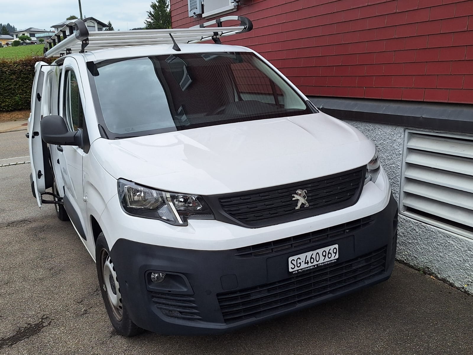 PEUGEOT 1.6 BlueHDI 100 Premium S/S-image-0