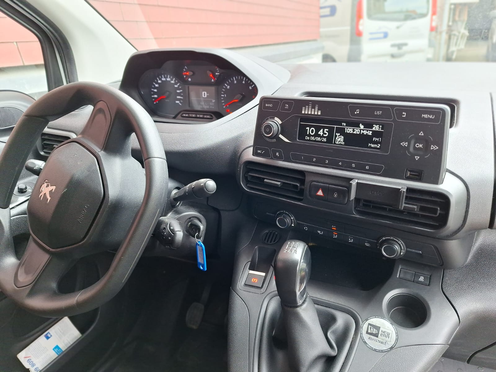 PEUGEOT 1.6 BlueHDI 100 Premium S/S-image-3