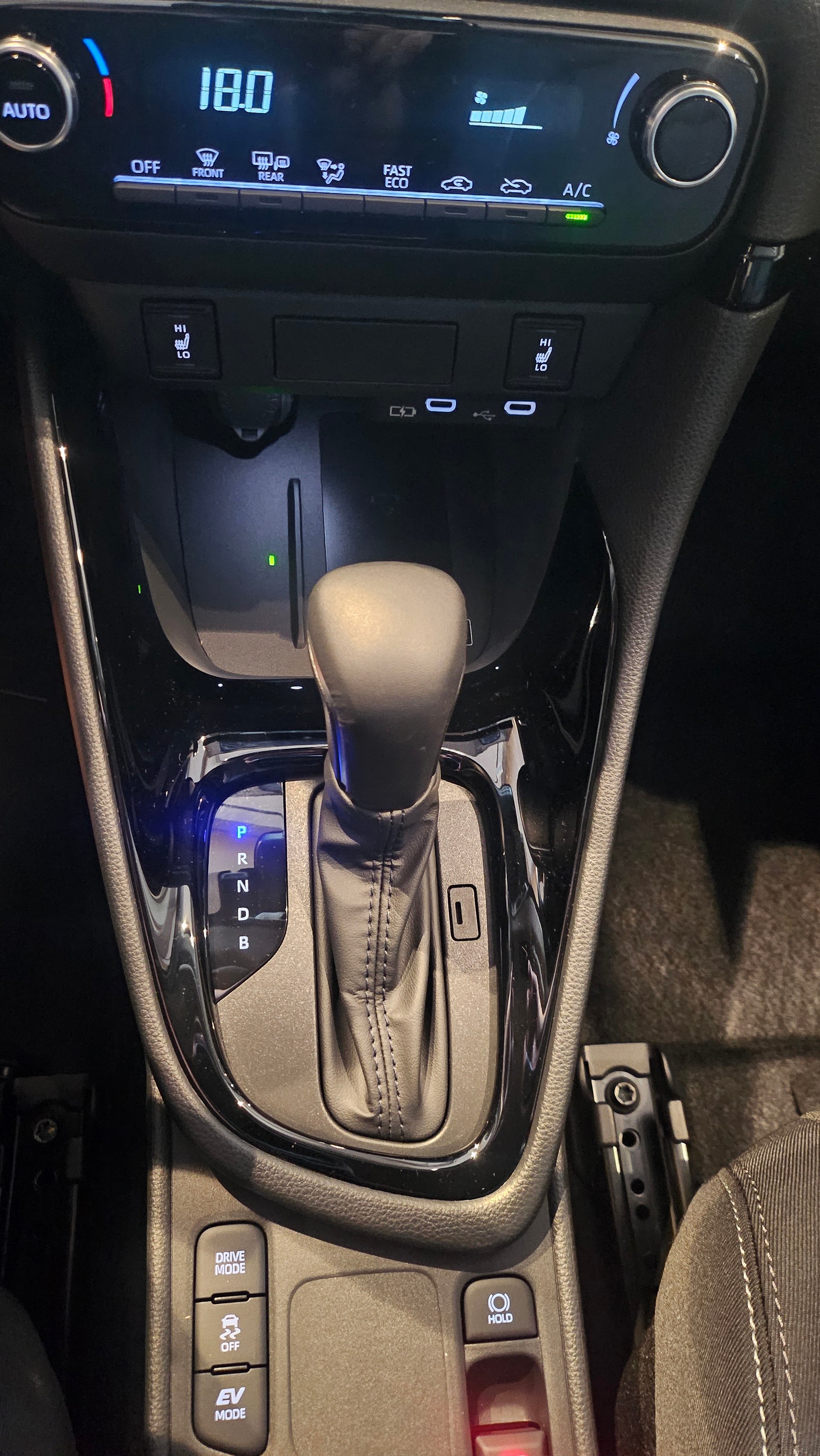 TOYOTA Yaris 1.5 Teamplayer e-CVTđ„đ„đ„-image-25