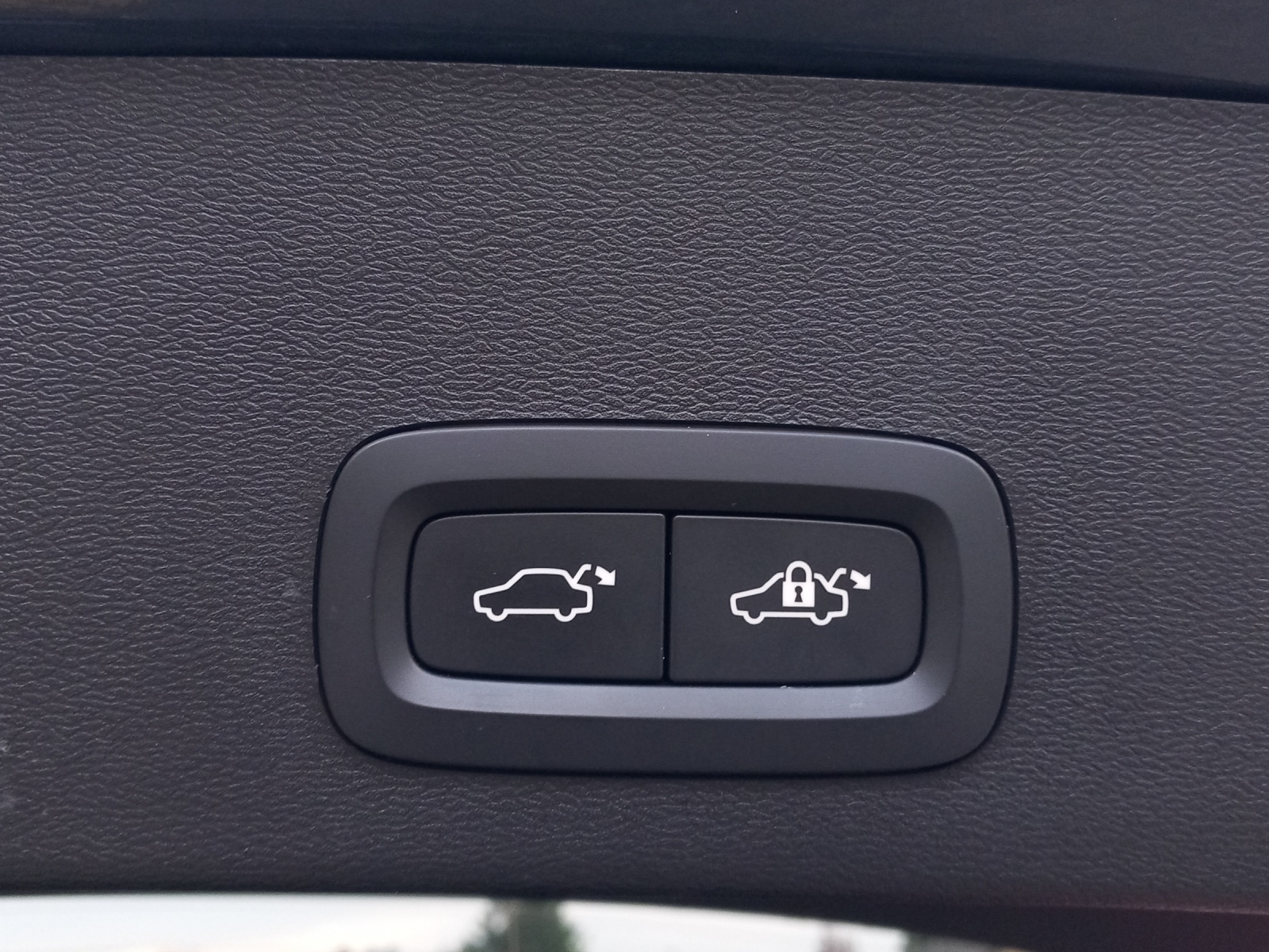 VOLVO XC40 2.0 B3 MH Plus Dark-image-23