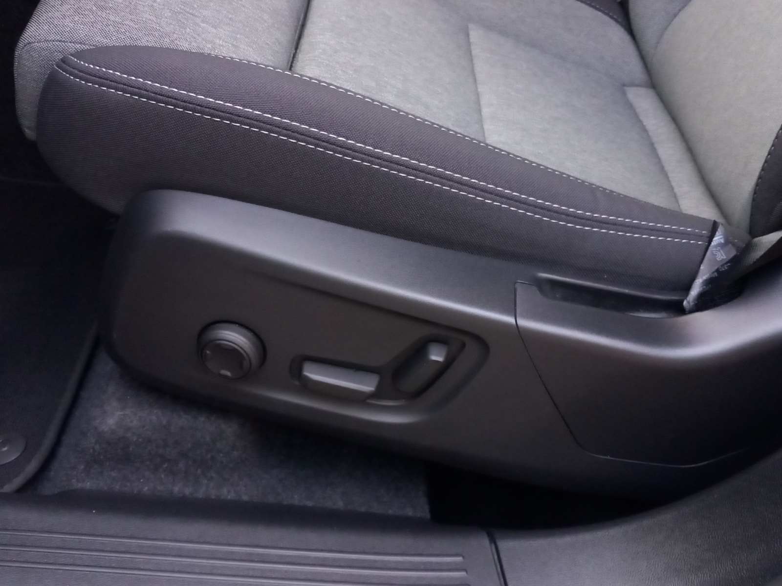 VOLVO XC40 2.0 B3 MH Plus Dark-image-22
