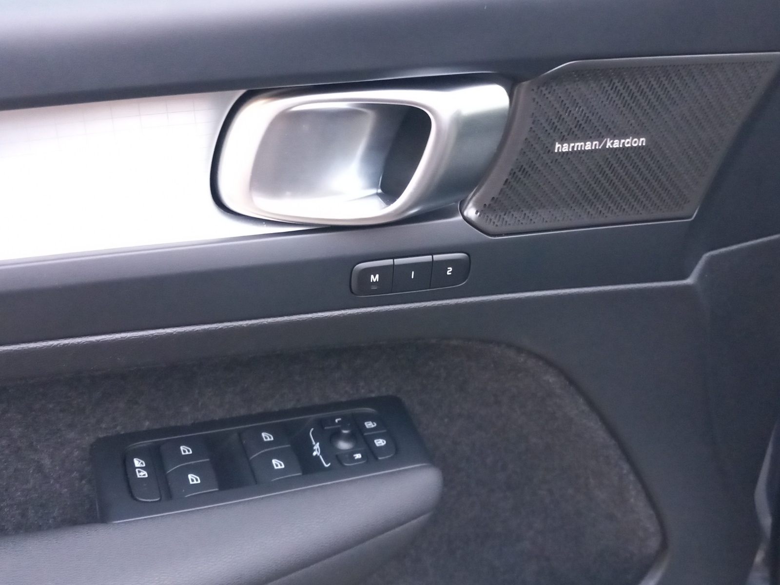 VOLVO XC40 2.0 B3 MH Plus Dark-image-19