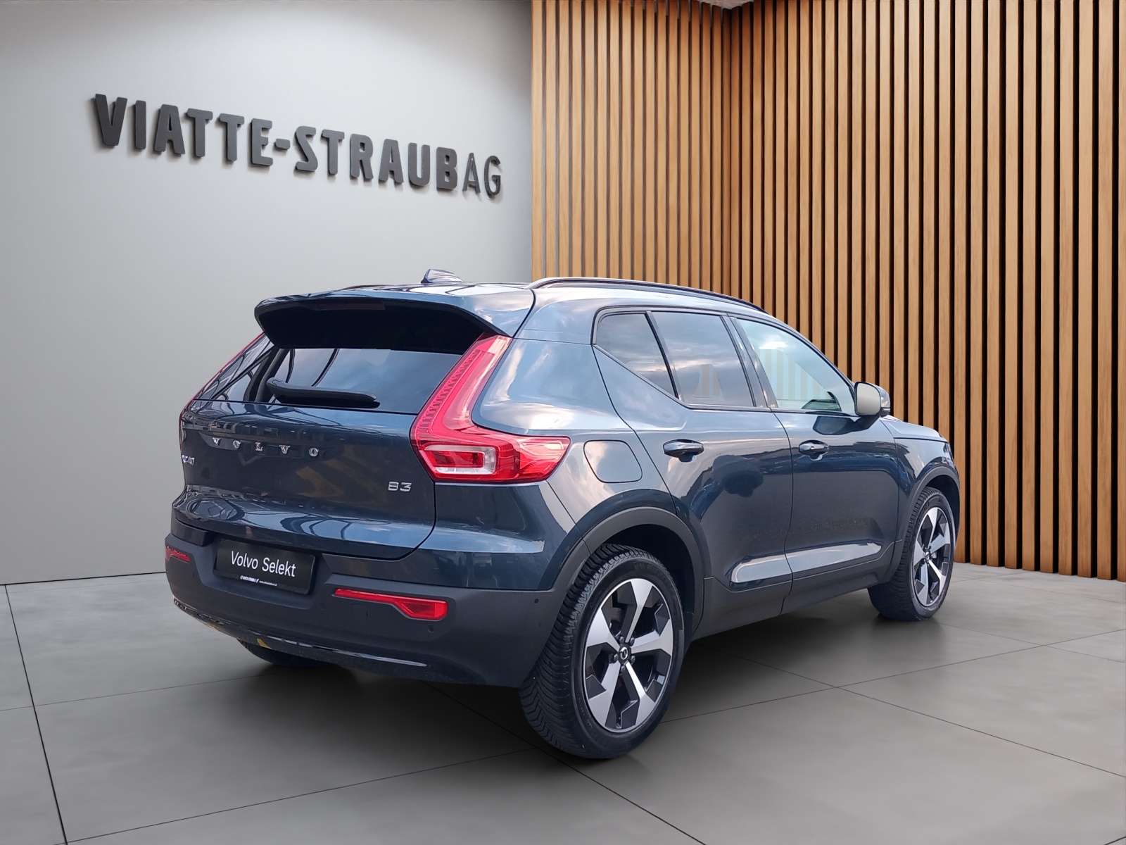 VOLVO XC40 2.0 B3 MH Plus Dark-image-5