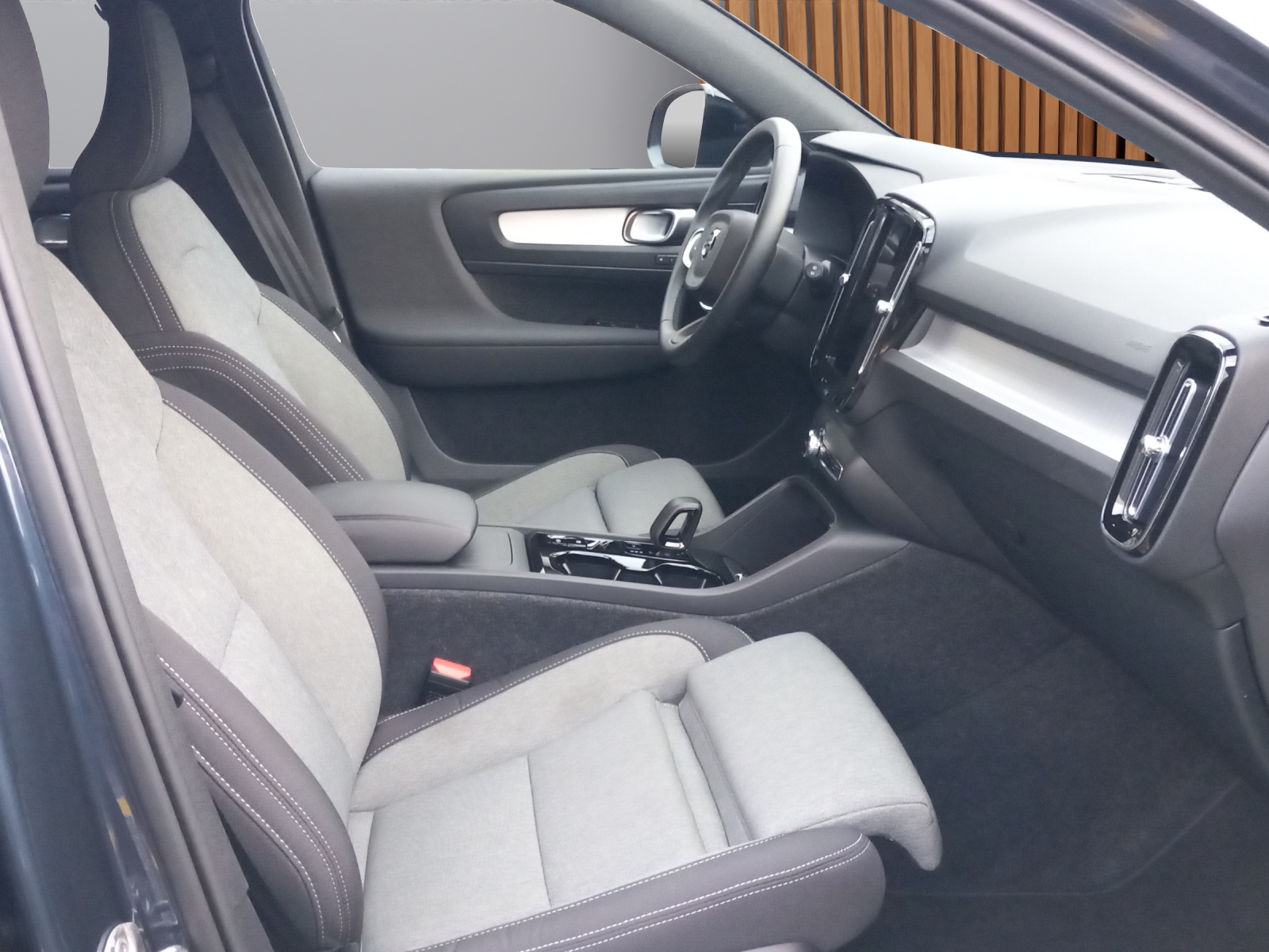 VOLVO XC40 2.0 B3 MH Plus Dark-image-11