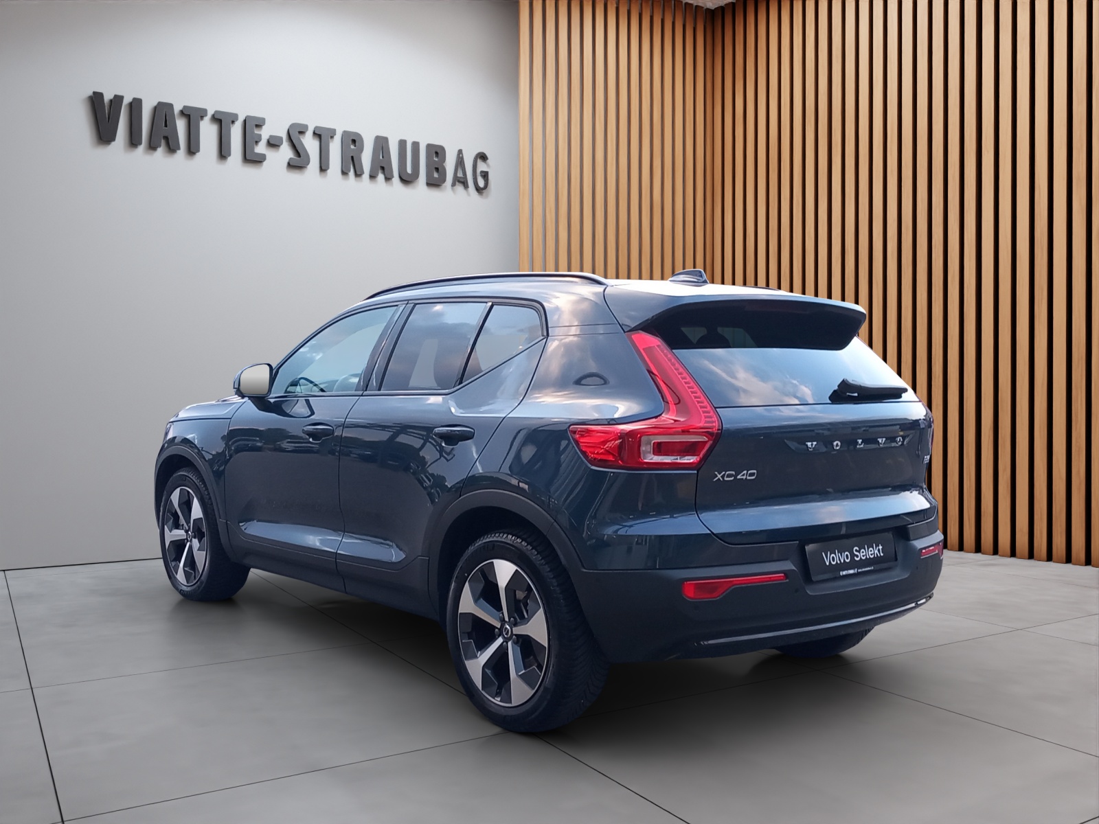 VOLVO XC40 2.0 B3 MH Plus Dark-image-4