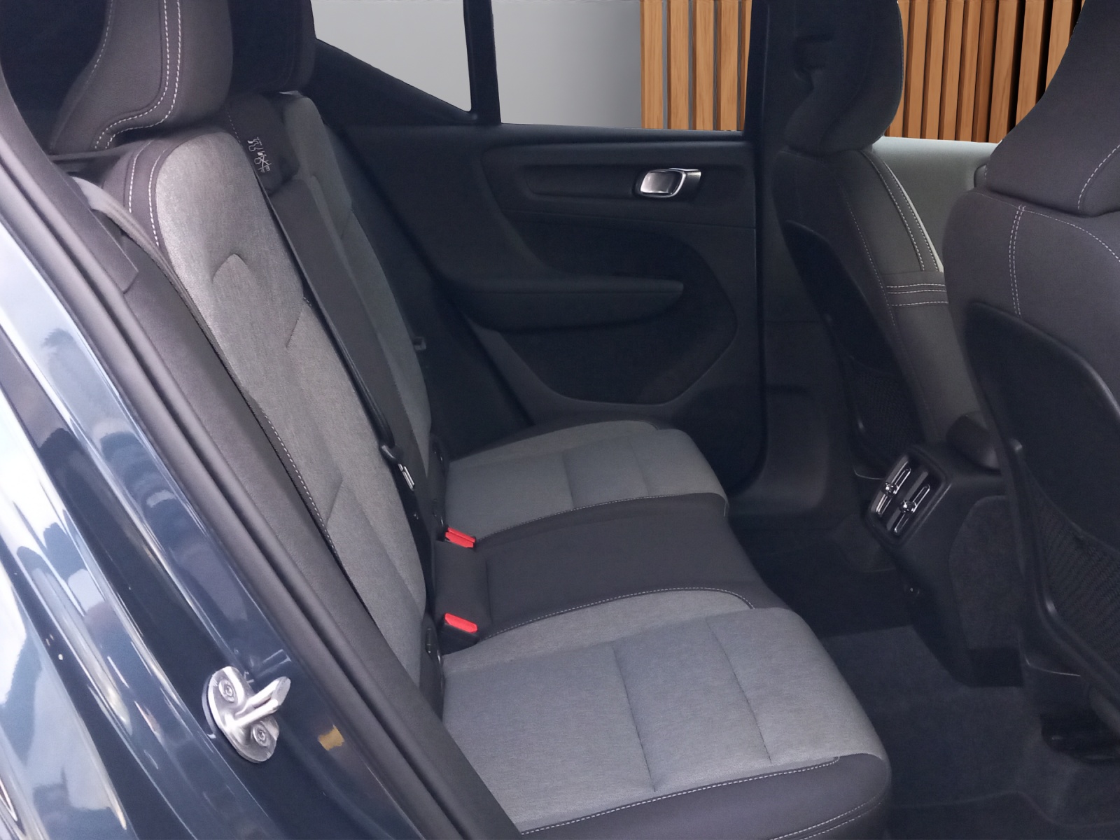 VOLVO XC40 2.0 B3 MH Plus Dark-image-10