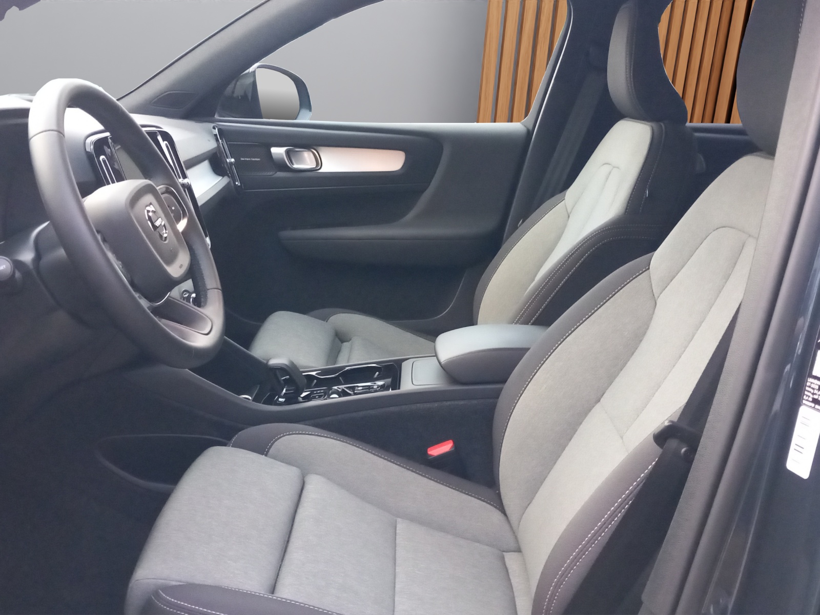 VOLVO XC40 2.0 B3 MH Plus Dark-image-8