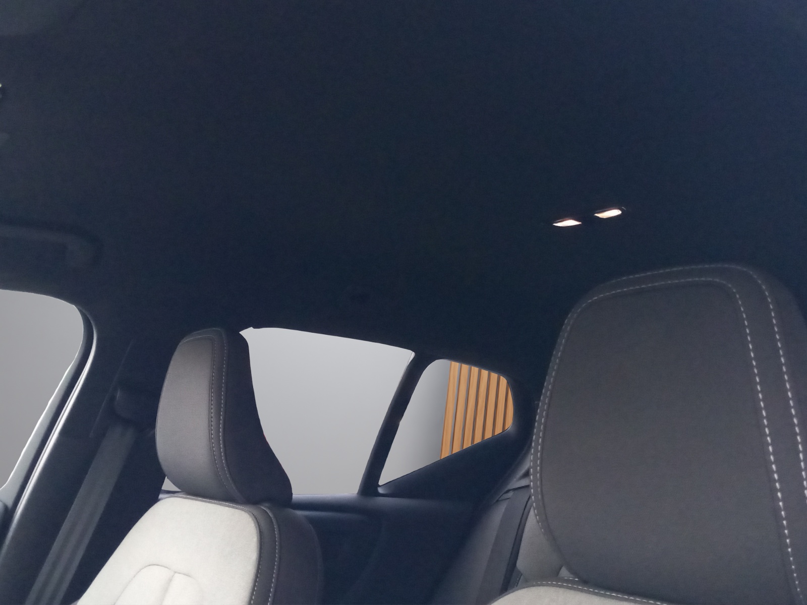 VOLVO XC40 2.0 B3 MH Plus Dark-image-18