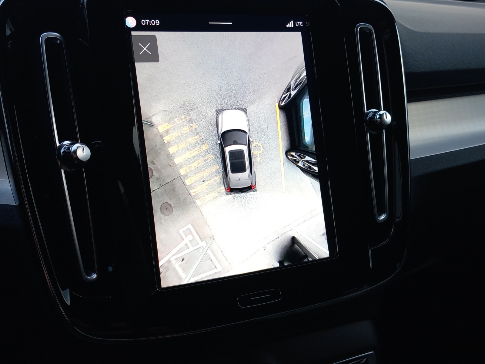 VOLVO XC40 2.0 B3 MH Plus Dark-image-15