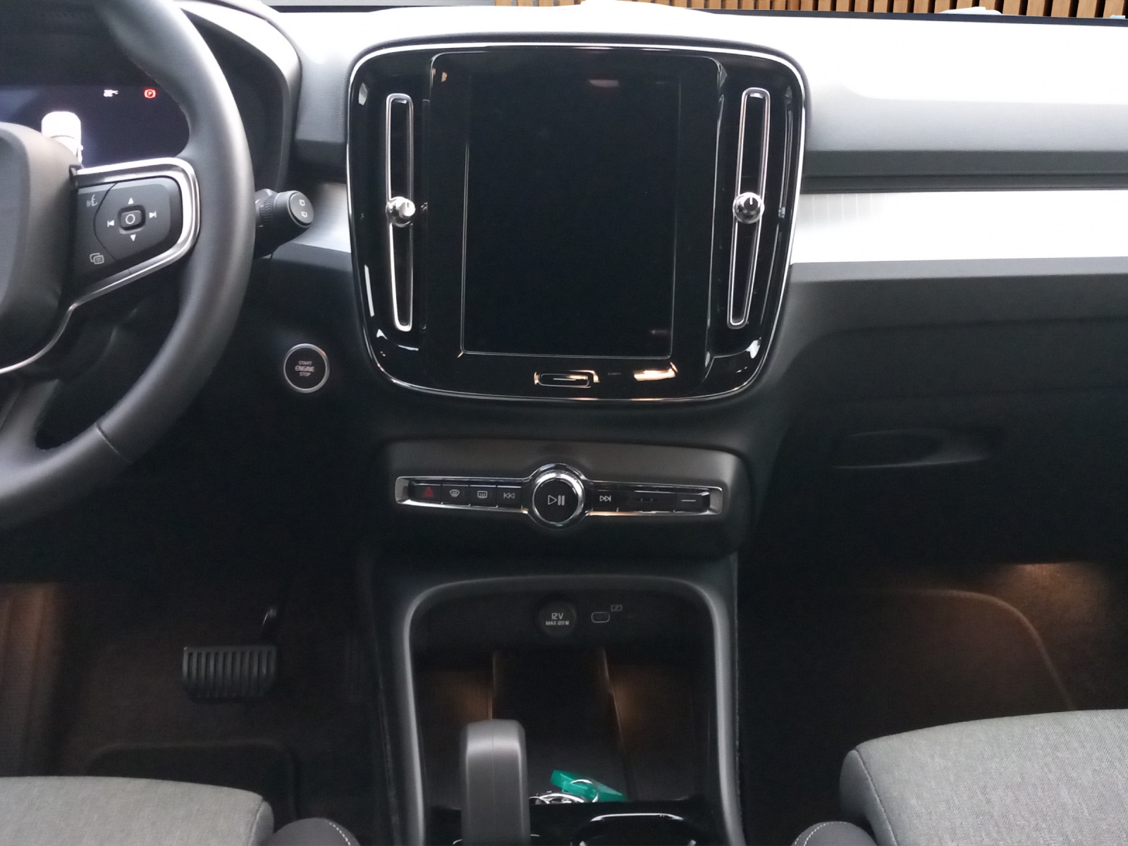 VOLVO XC40 2.0 B3 MH Plus Dark-image-14