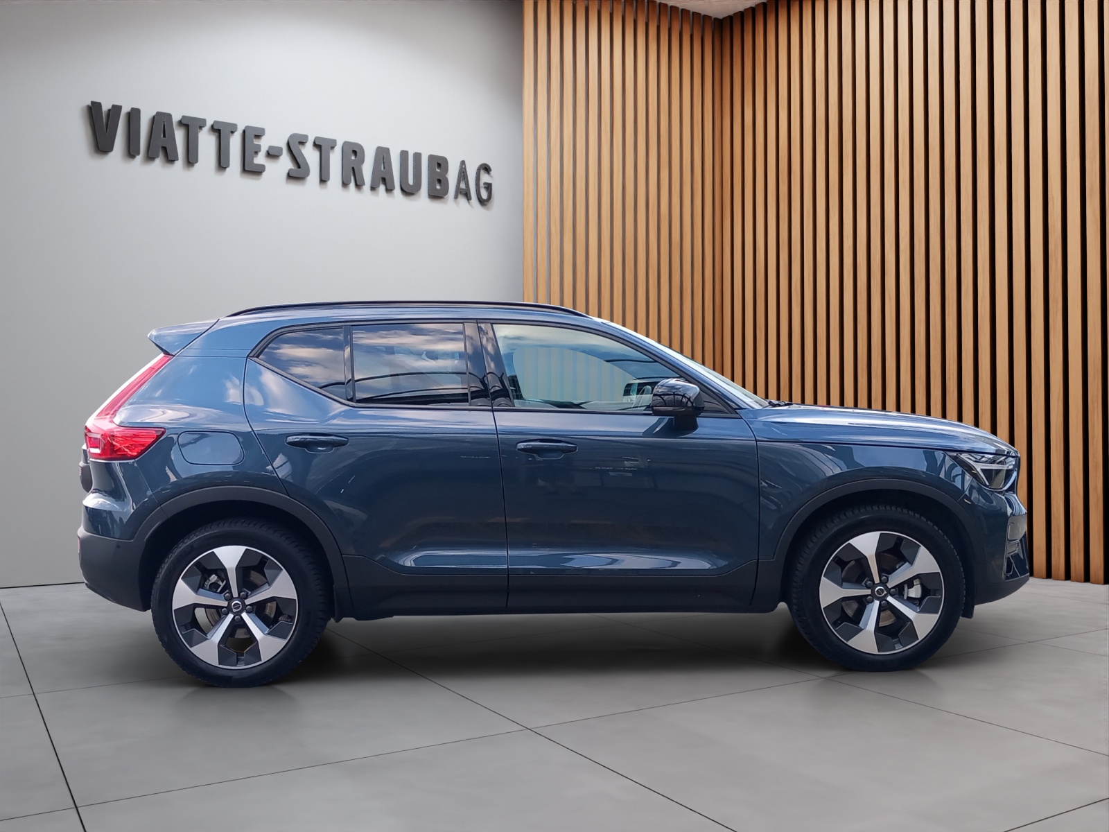 VOLVO XC40 2.0 B3 MH Plus Dark-image-2