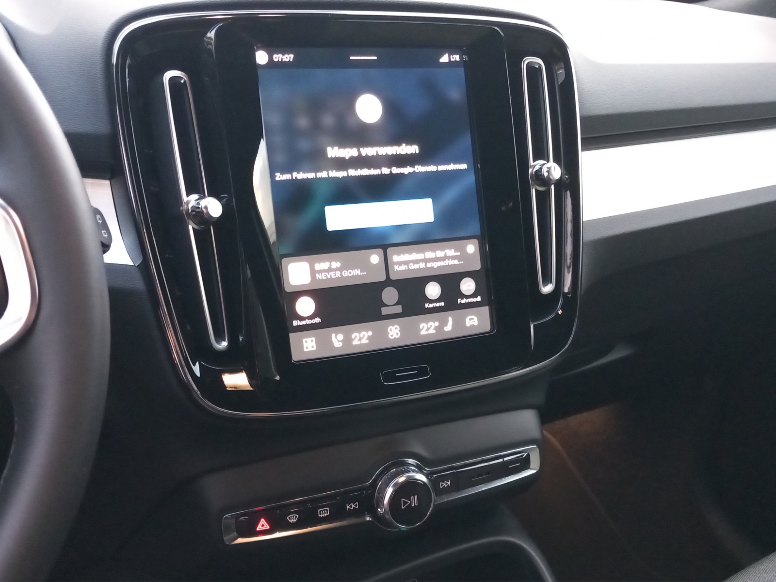 VOLVO XC40 2.0 B3 MH Plus Dark-image-13