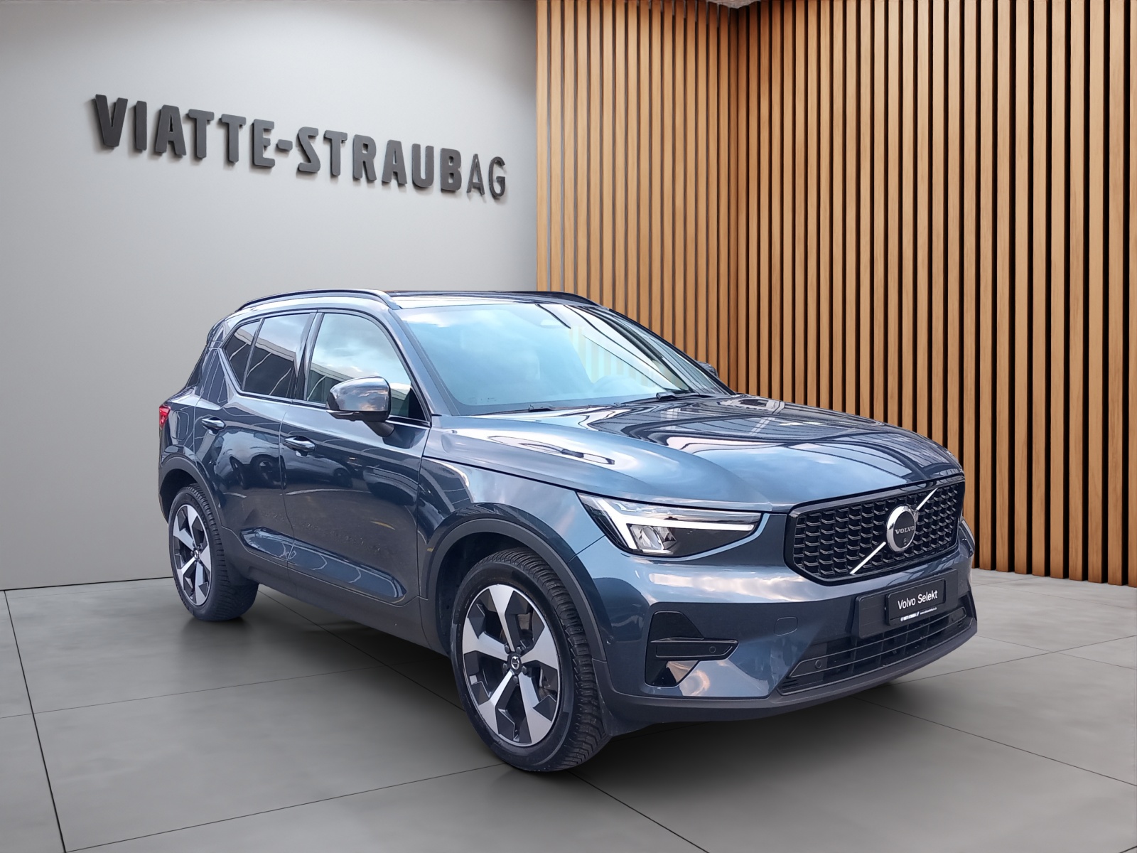 VOLVO XC40 2.0 B3 MH Plus Dark-image-1