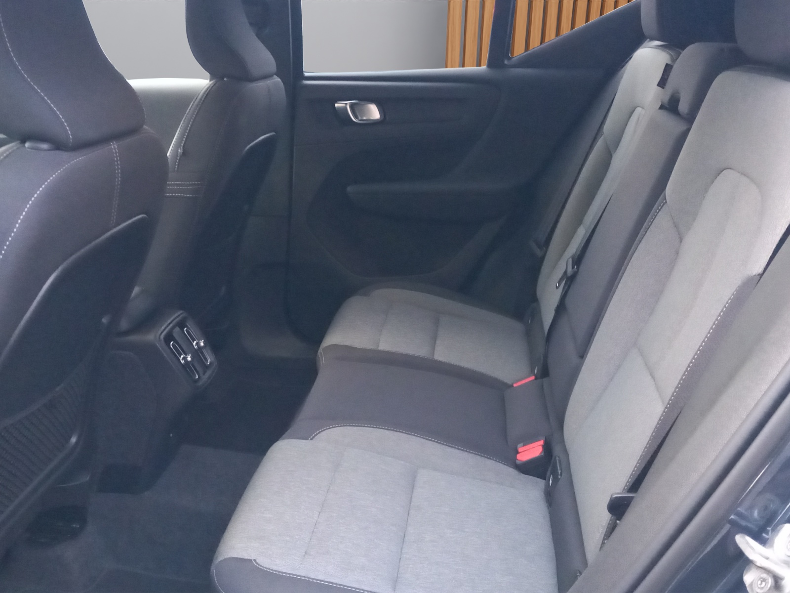 VOLVO XC40 2.0 B3 MH Plus Dark-image-9